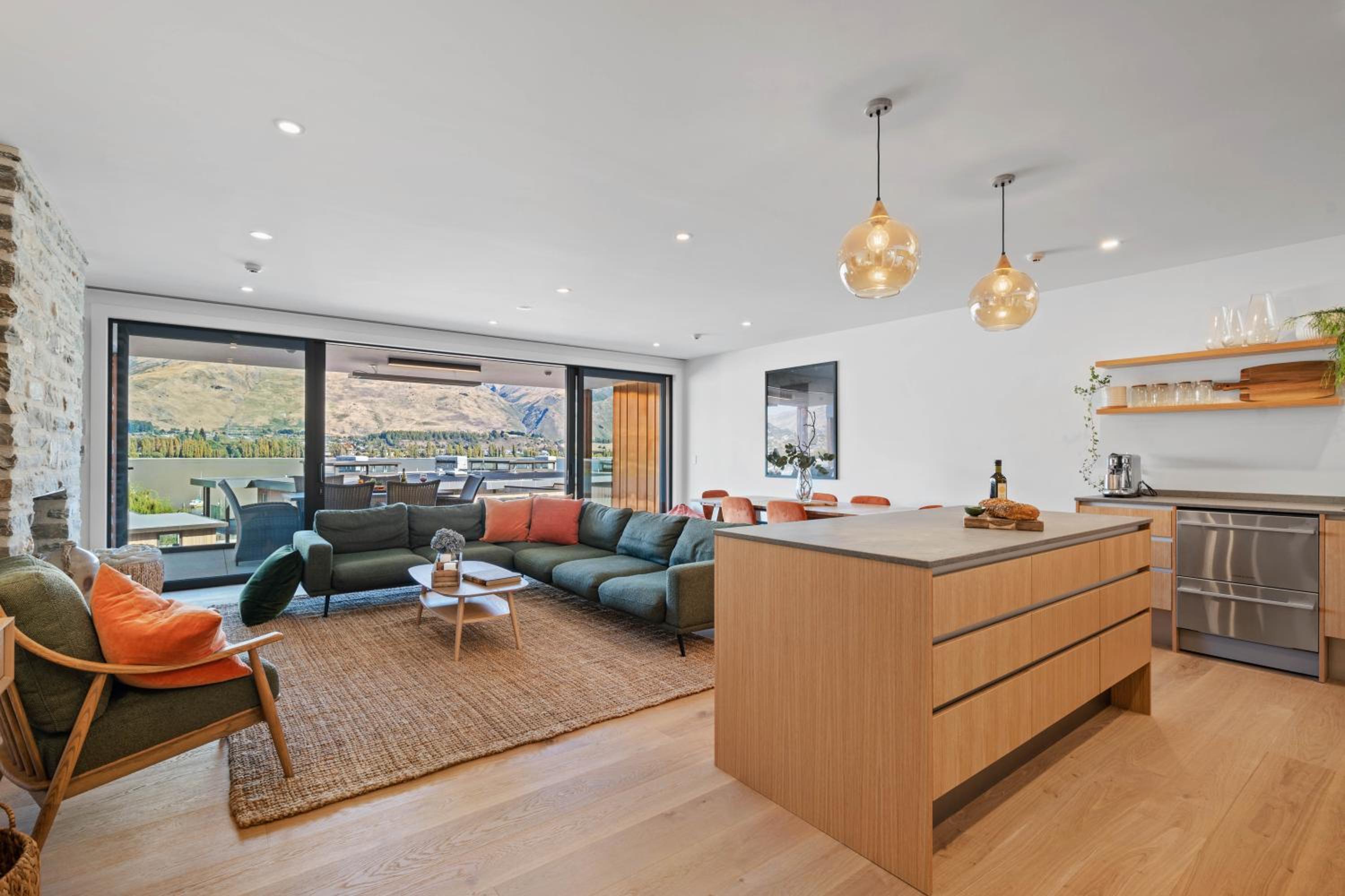 Winona of Wanaka - Luxury Lakefront Apartment view 3