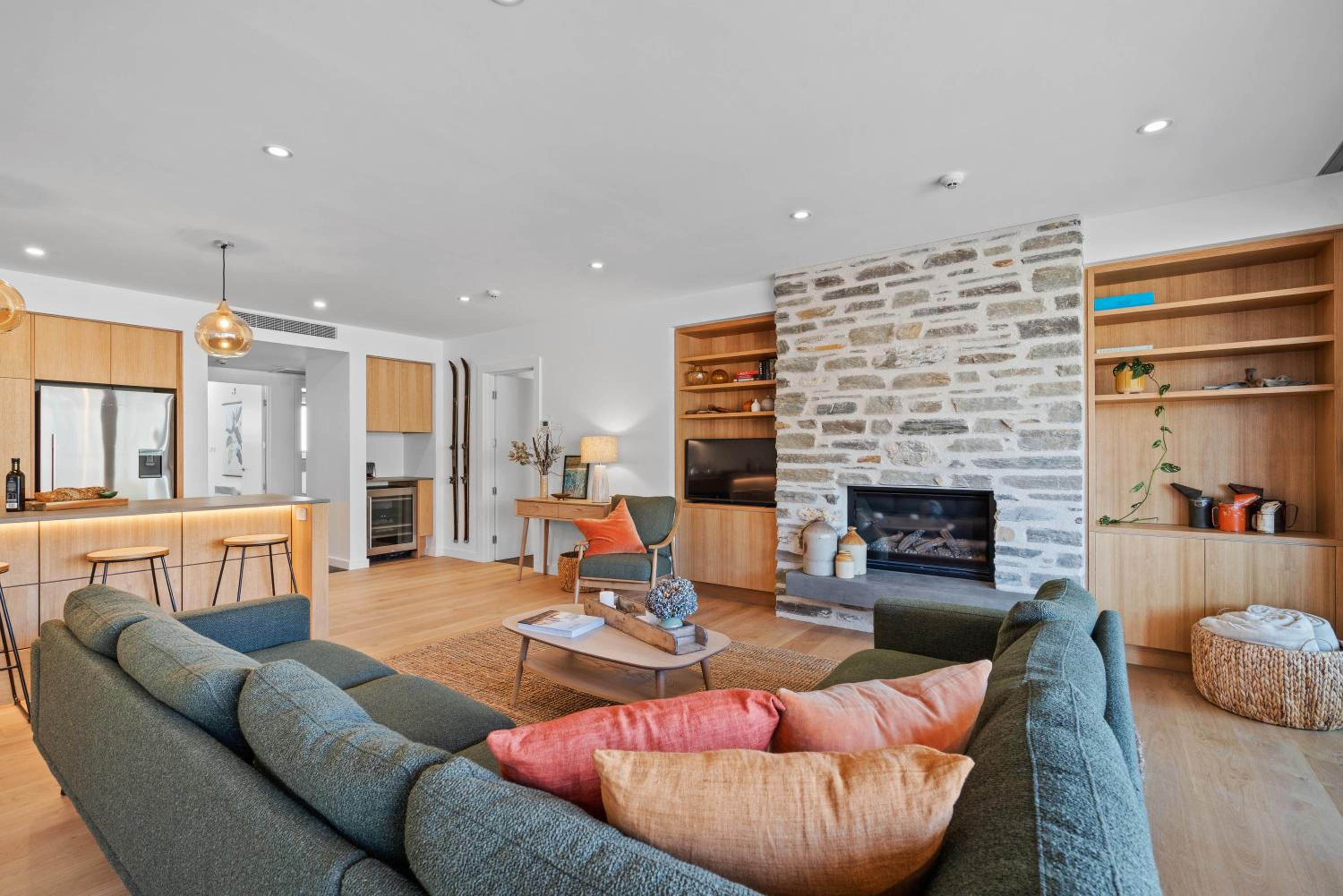 Winona of Wanaka - Luxury Lakefront Apartment view 2