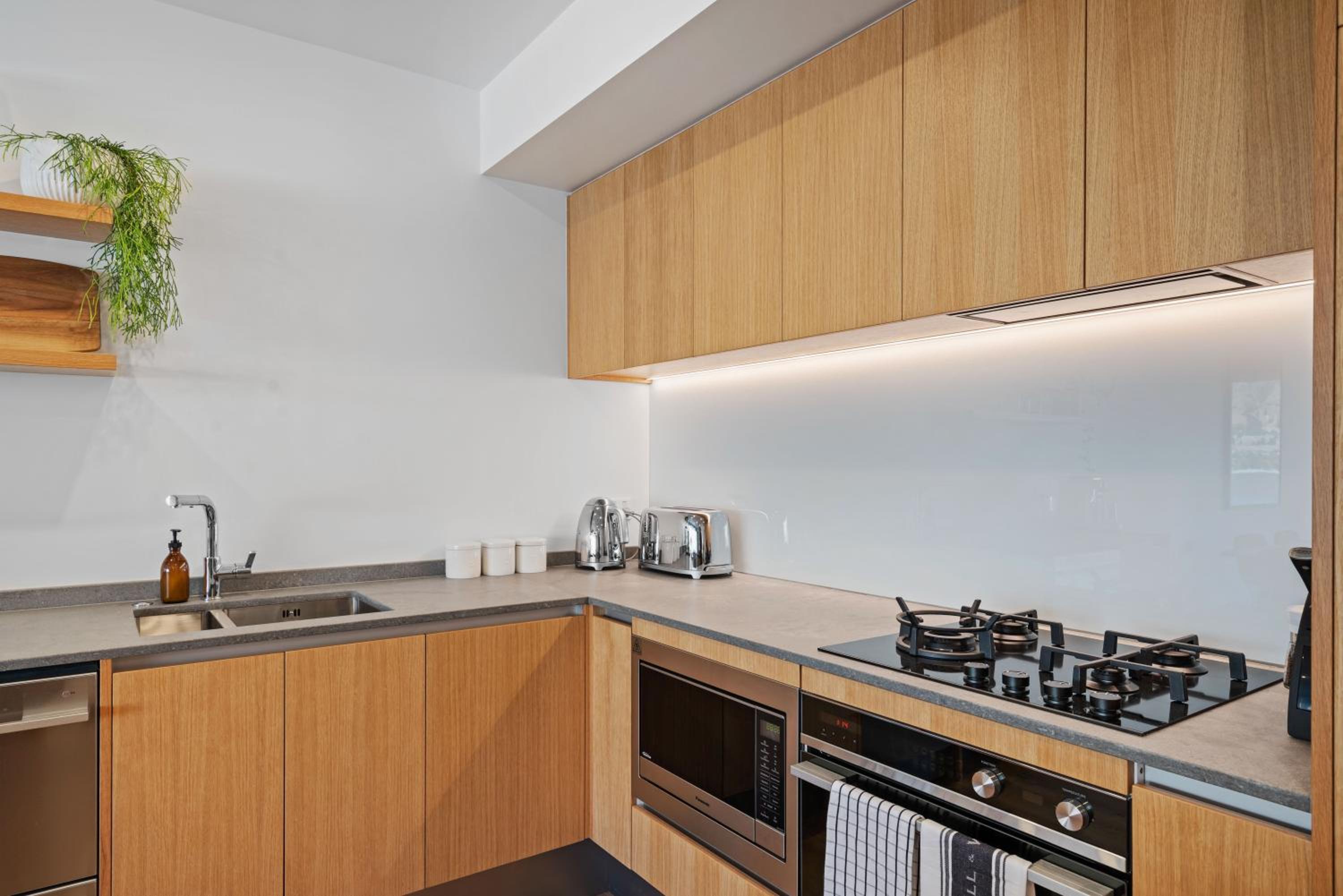 Winona of Wanaka - Luxury Lakefront Apartment view 5
