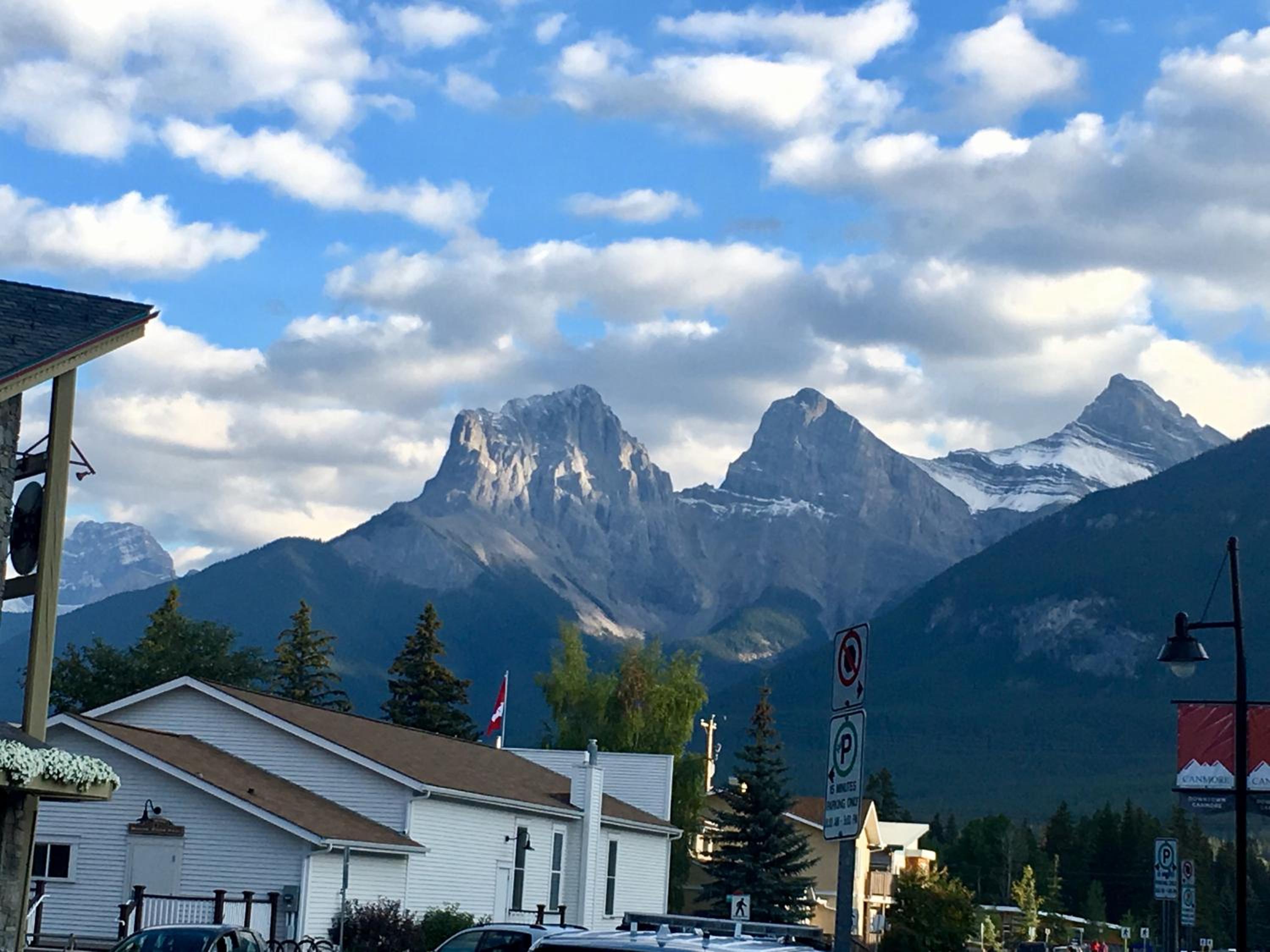 Alluring Mountain View Condo - Right In The Heart Of Downtown - managed by Little Sister Getaways