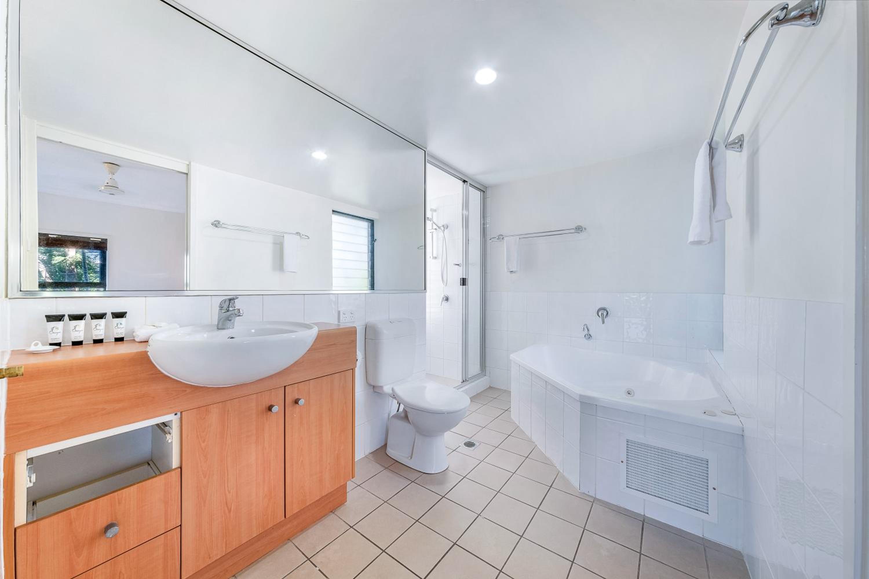 Oasis Apartments on Hamilton Island by HIHA