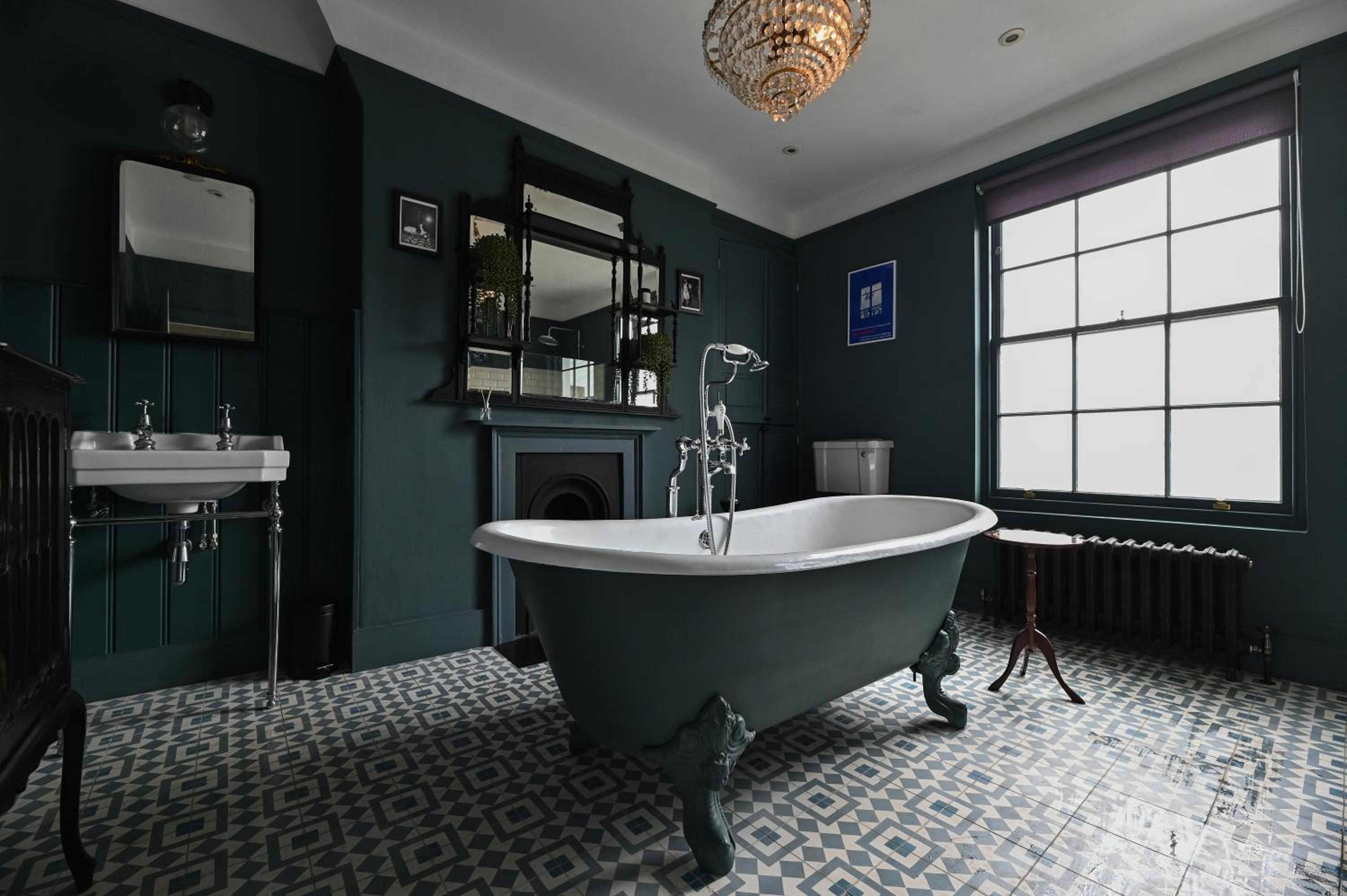 Opulent Georgian townhouse overlooking Spencer Square view 4