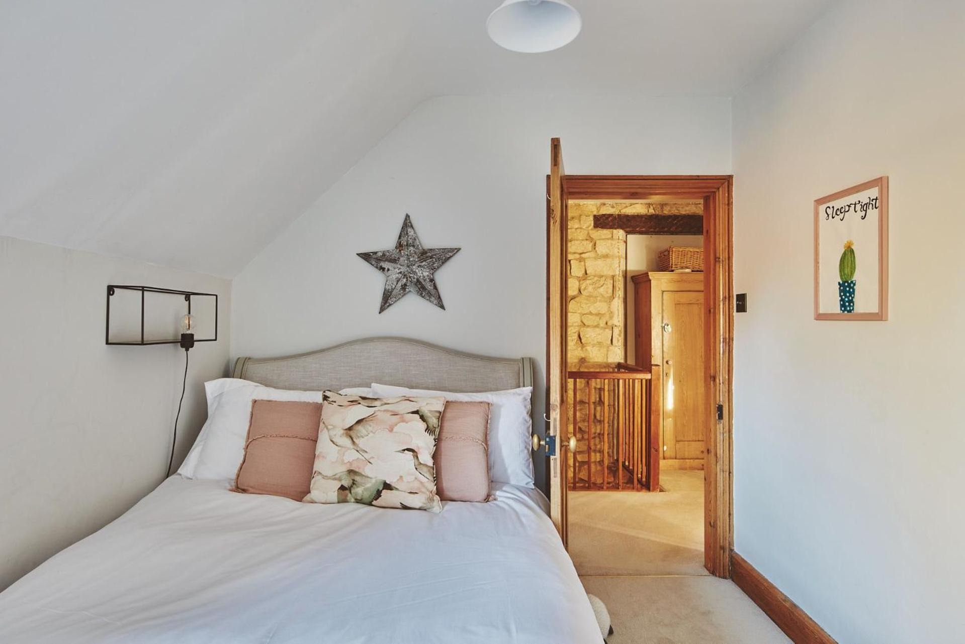 Large Stylish Luxury Cotswold Cottage - ideal for families, w/ EV charging view 5