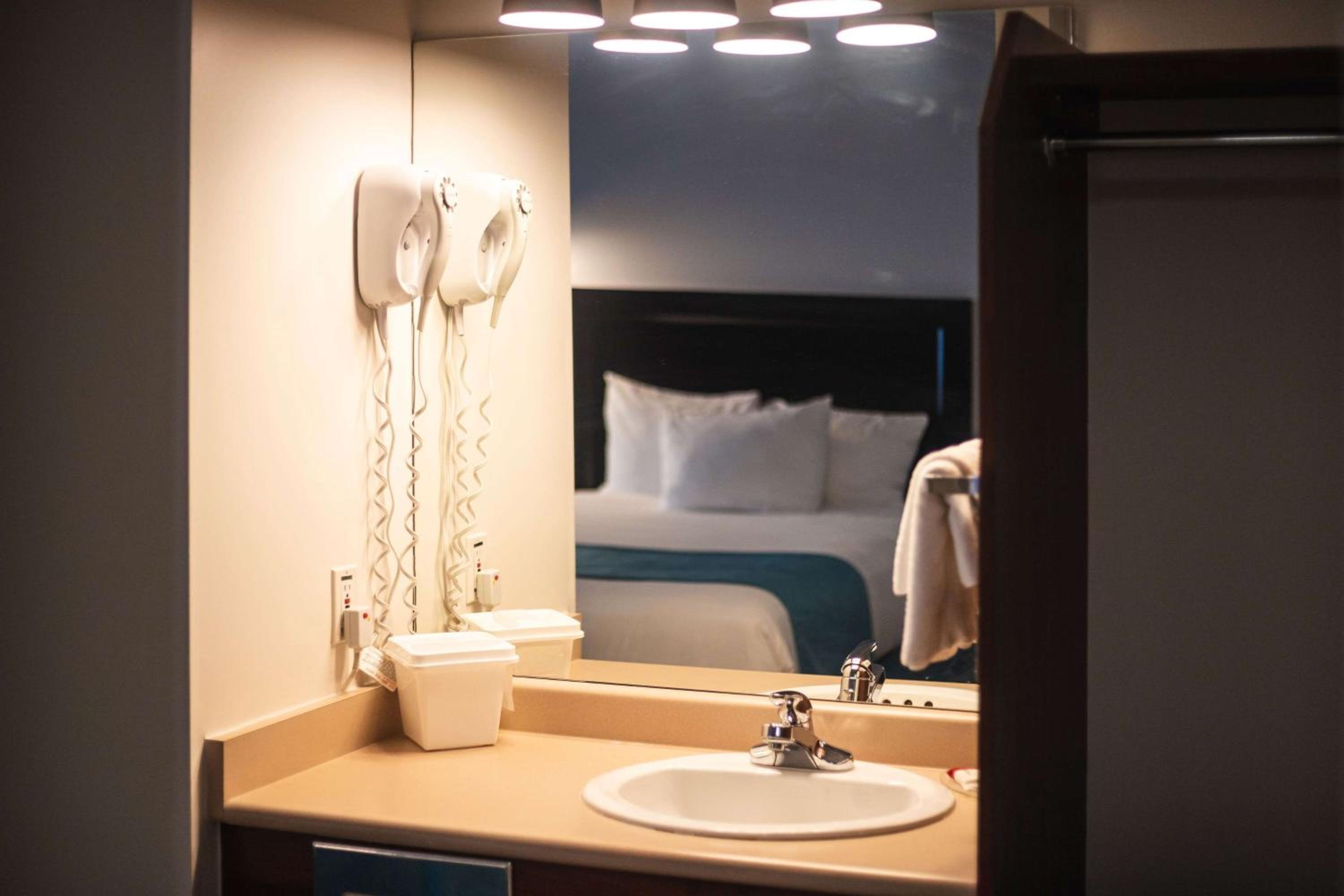 Surrey Vacations - Ramada by Wyndham Surrey/Langley - Property Image 3