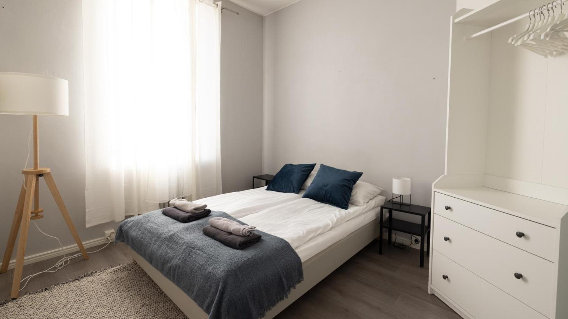 2ndhomes Modern & Central 1BR Top Floor home view 2