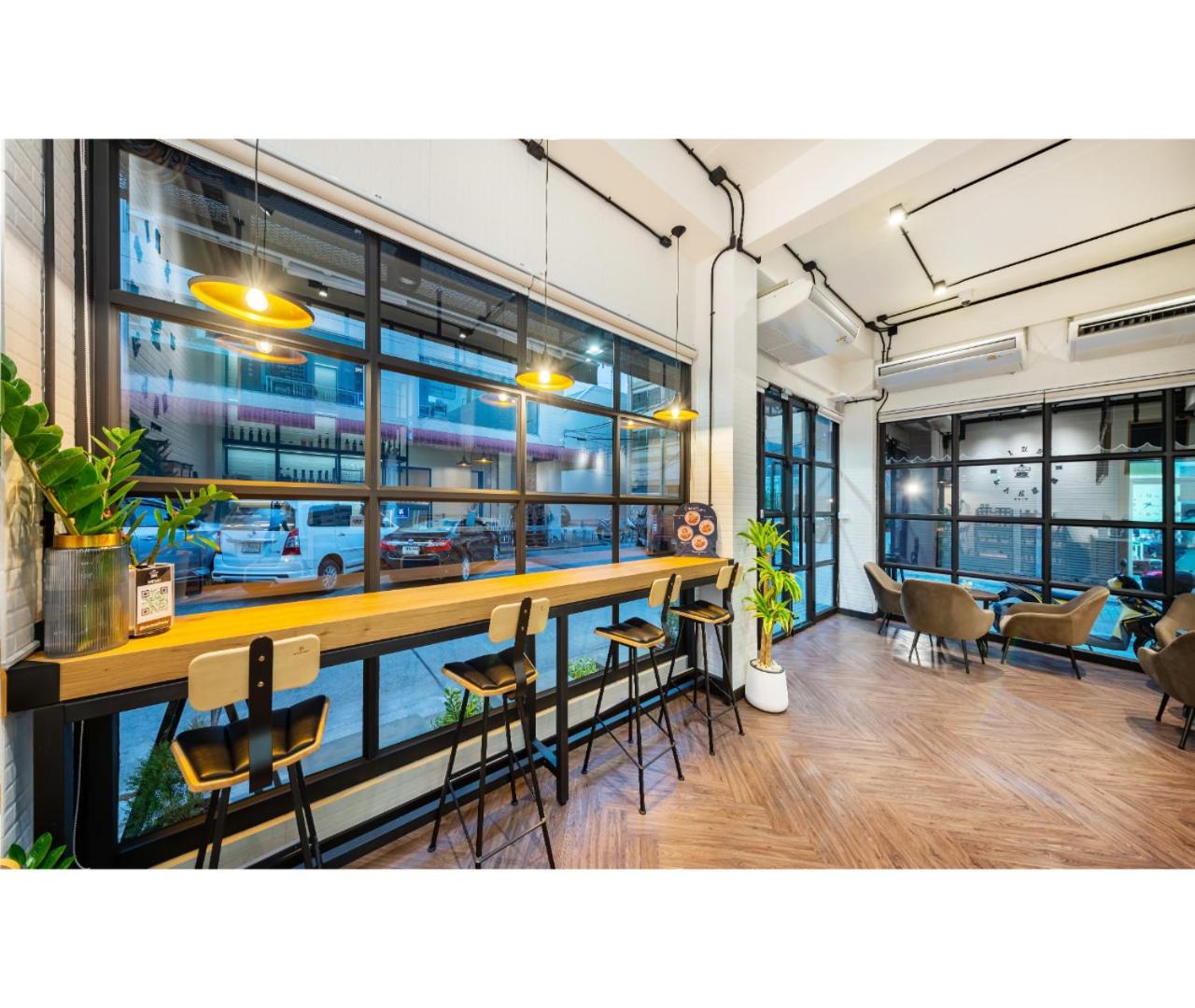 Siam Subway Hostel and Café