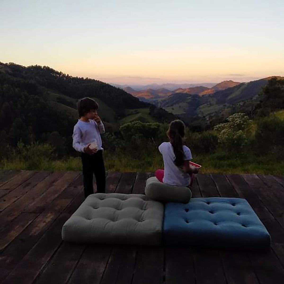 Casa ecológica na montanha com vista para o vale