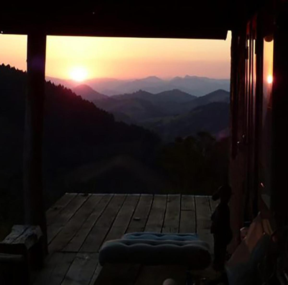 Casa ecológica na montanha com vista para o vale