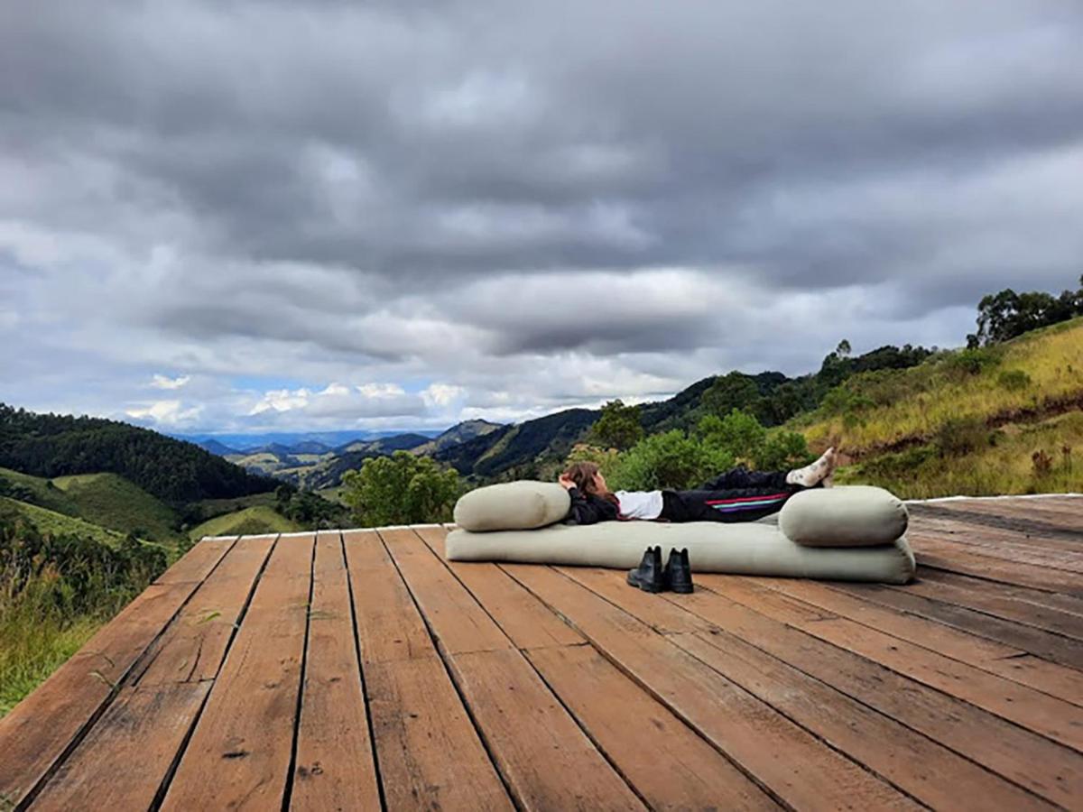Casa ecológica na montanha com vista para o vale