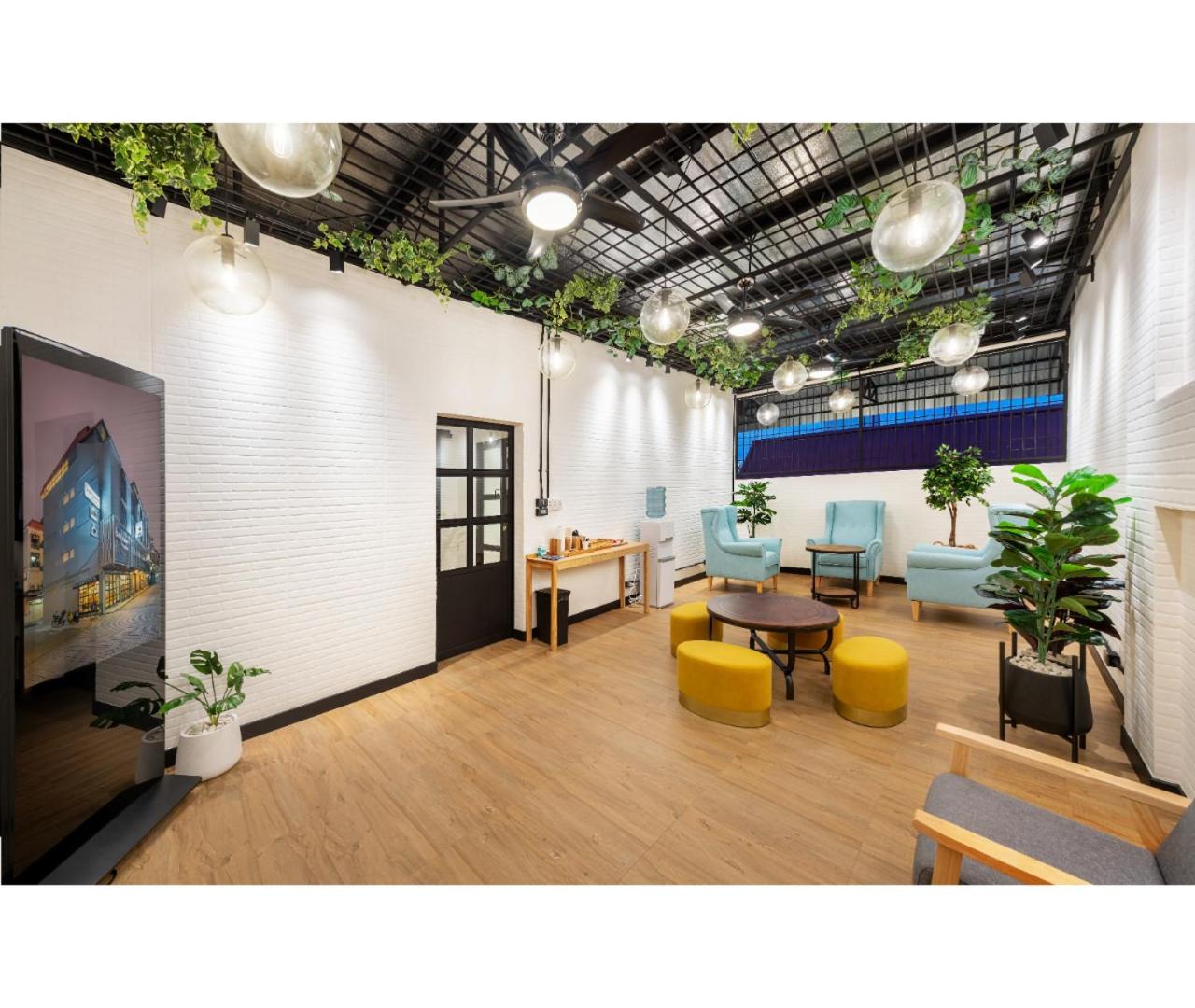 Siam Subway Hostel and Café