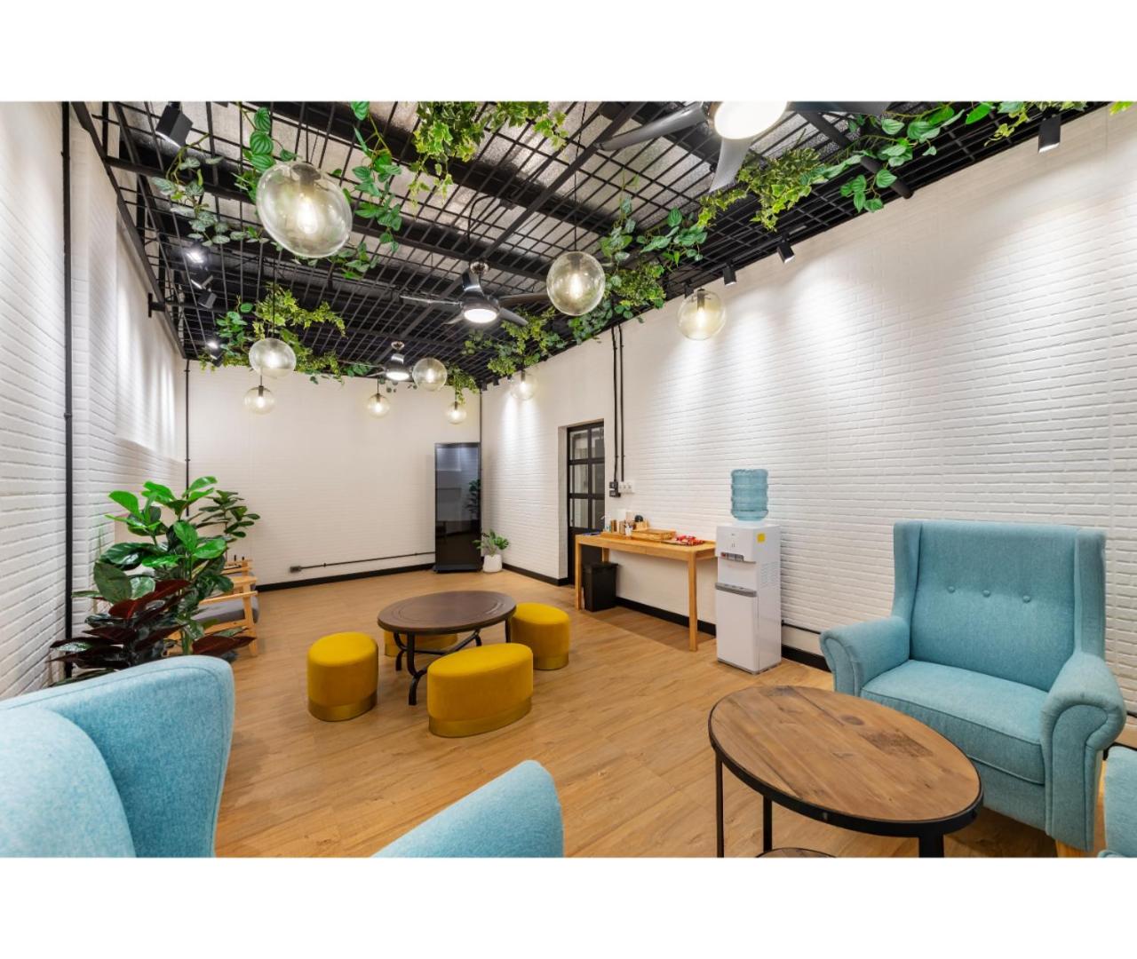 Siam Subway Hostel and Café