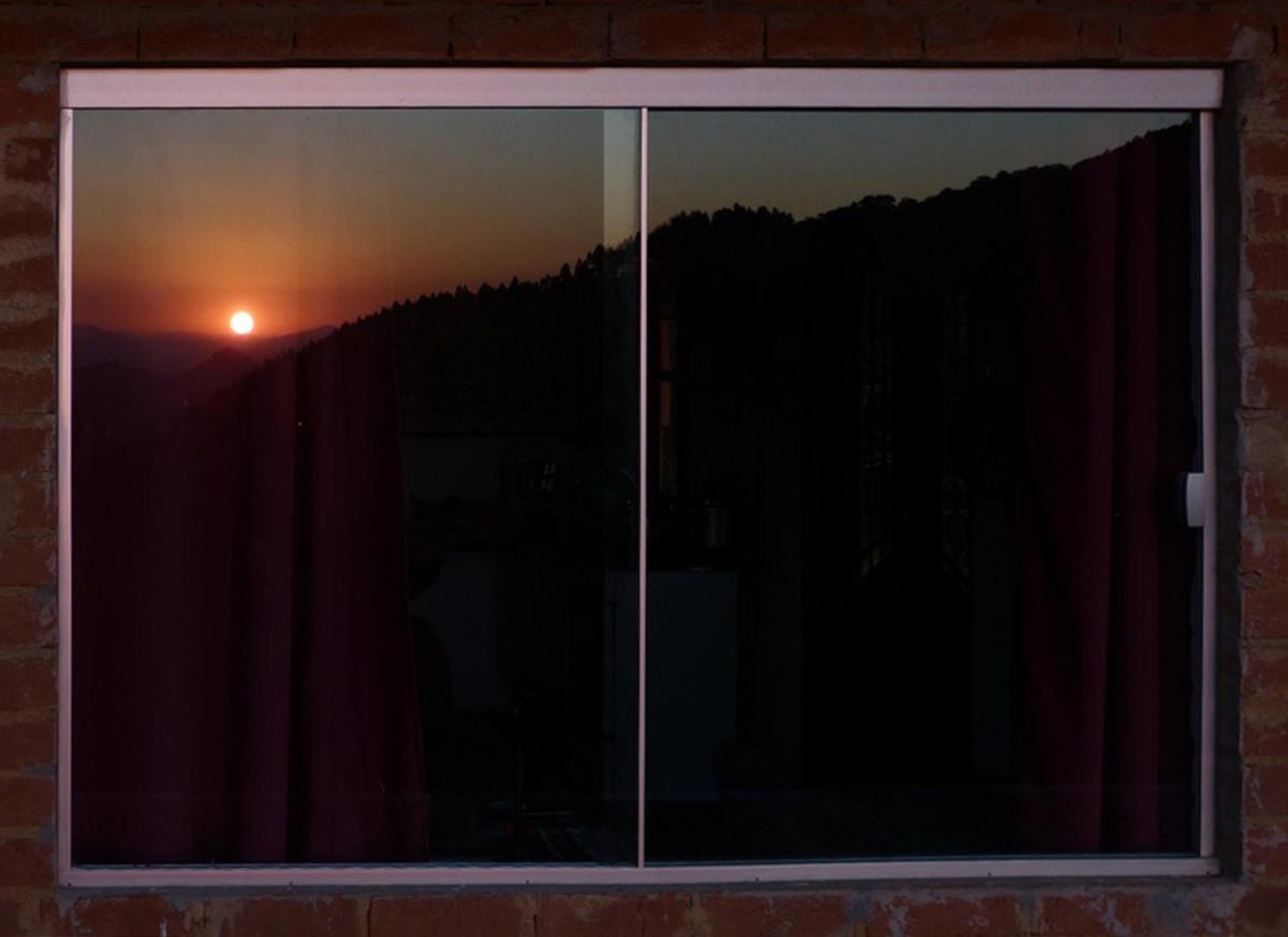 Casa ecológica na montanha com vista para o vale