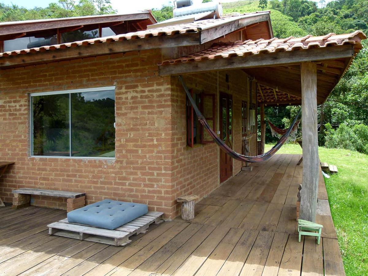 Casa ecológica na montanha com vista para o vale