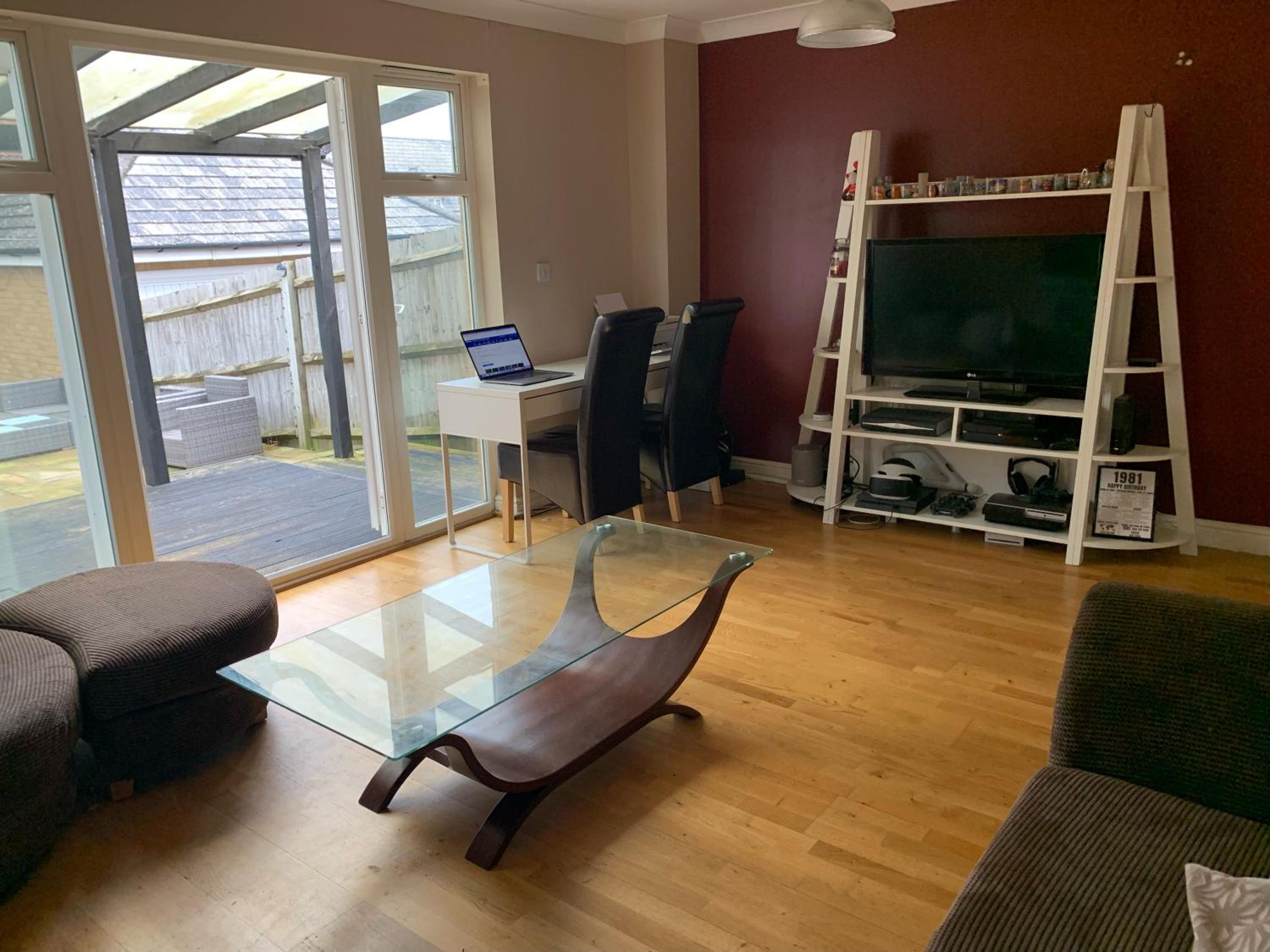 Entire Family Entertainment Holiday Home - 3 x Floors - Free Parking - Games Room - Private Garden - Workspace and Wifi 112mb - Self Check-in view 3