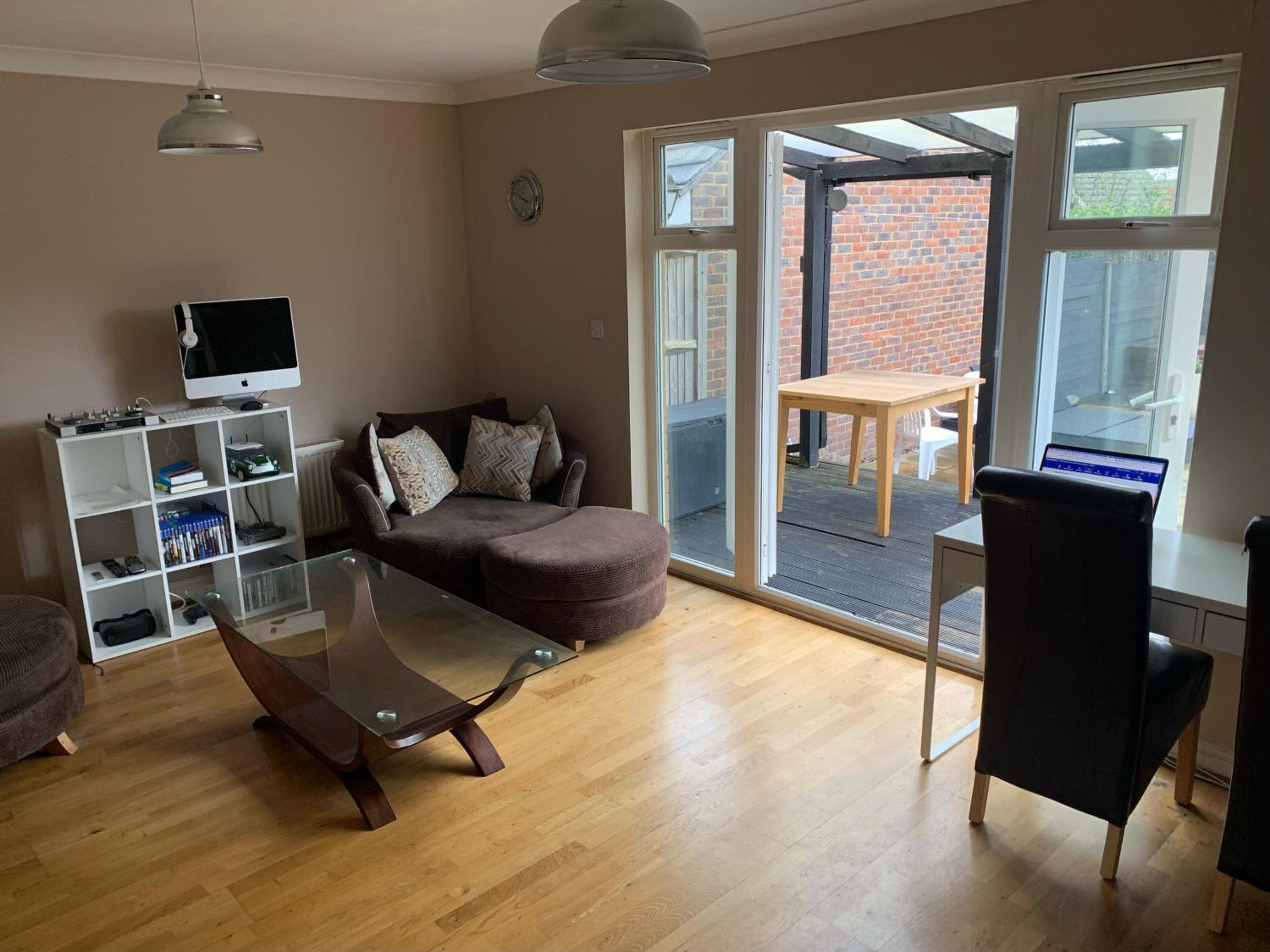 Entire Family Entertainment Holiday Home - 3 x Floors - Free Parking - Games Room - Private Garden - Workspace and Wifi 112mb - Self Check-in view 2