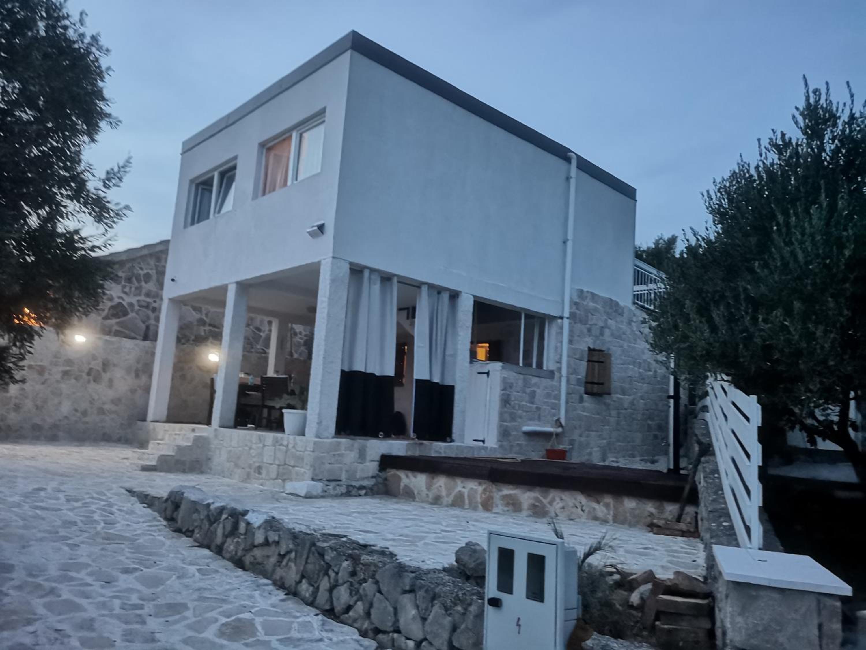 Bijela kuča view 2