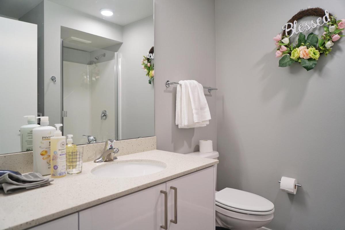 University of Washington New Apartment Studio w/kitchen and balcony view 5