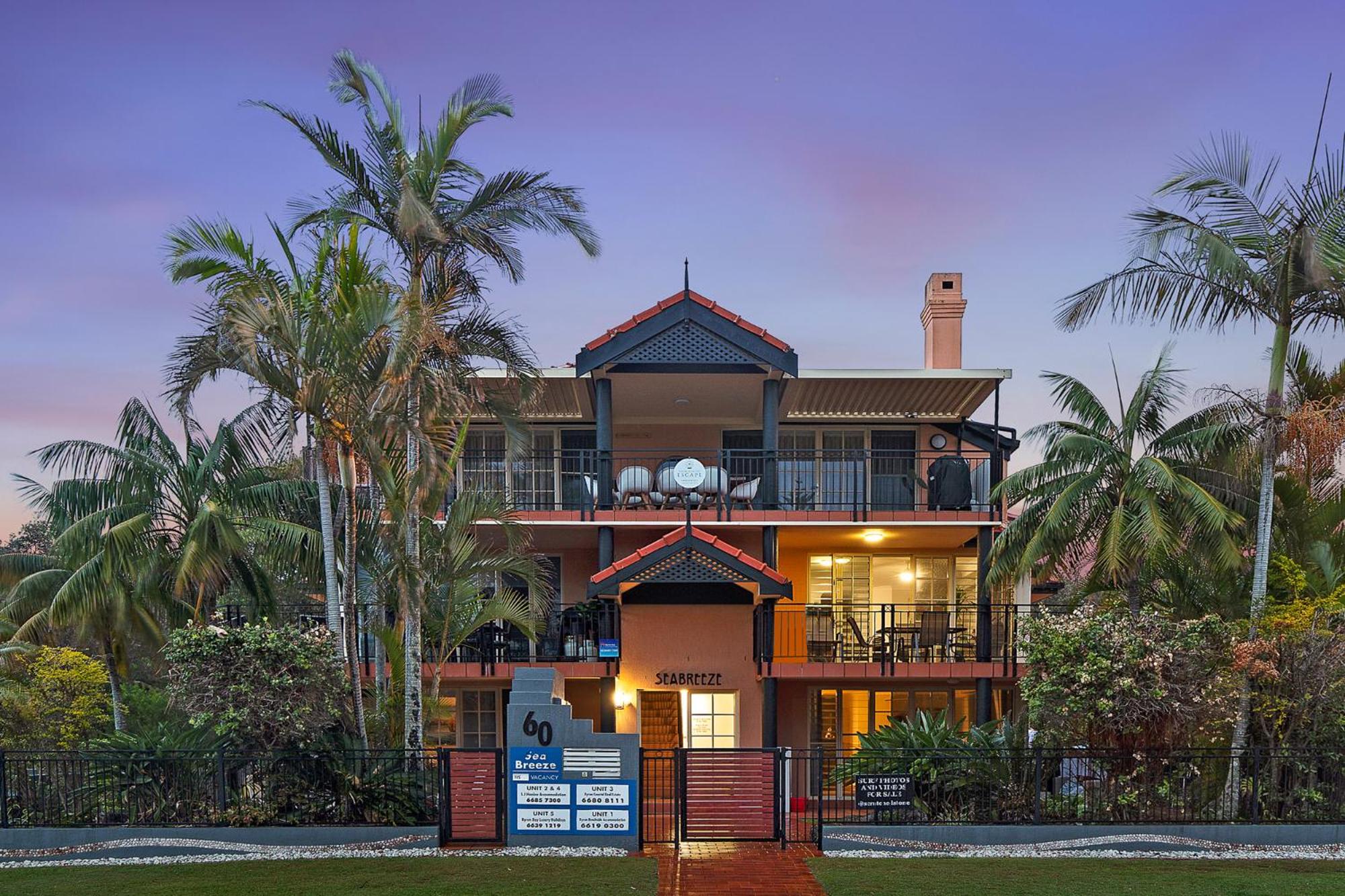 Hotel Sea Breeze on Main Beach - Image 1