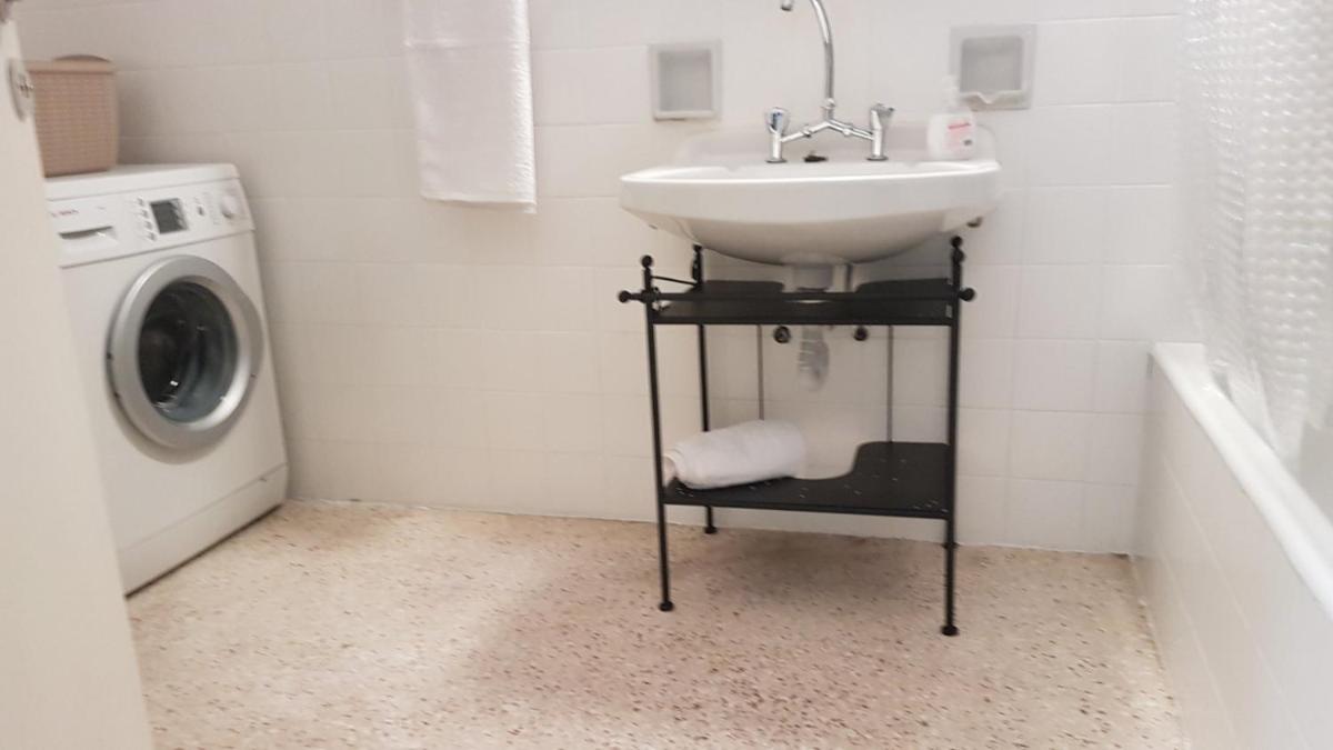Begonia-Athens Center, 6 BD, 2.5 BATH