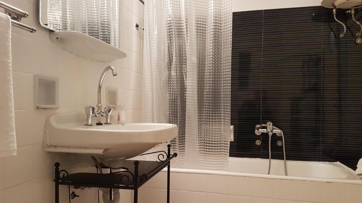 Begonia-Athens Center, 6 BD, 2.5 BATH
