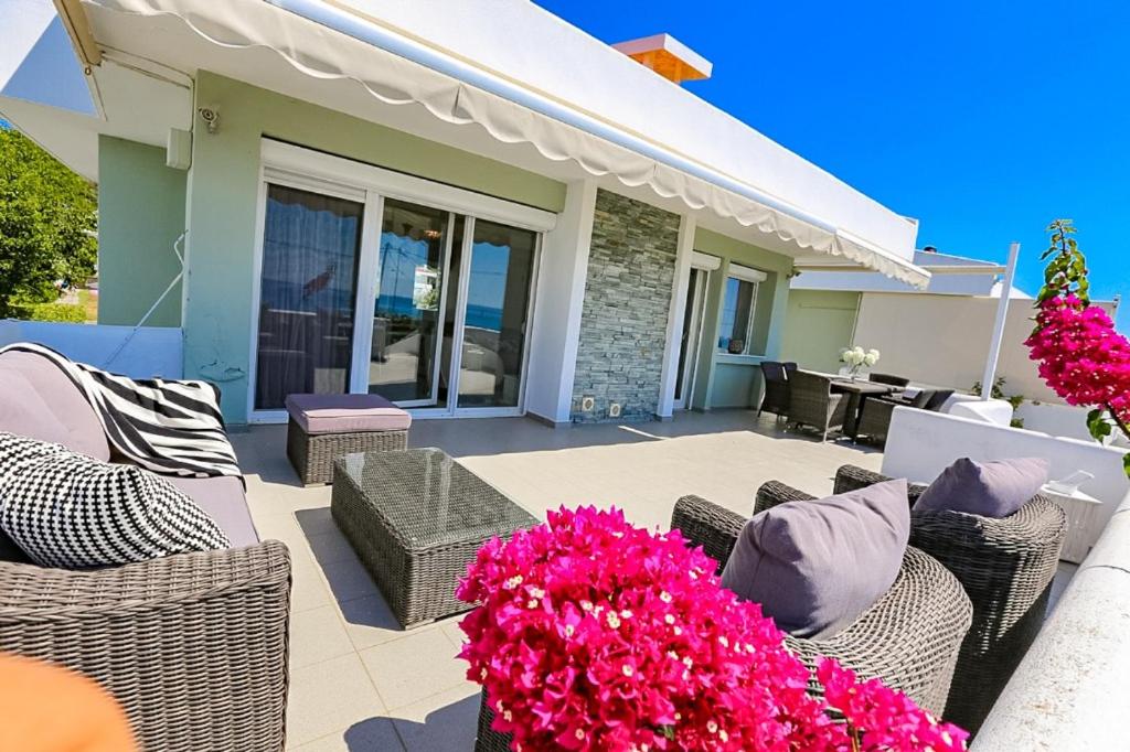 Mira Mare Beachfront Villa view 5
