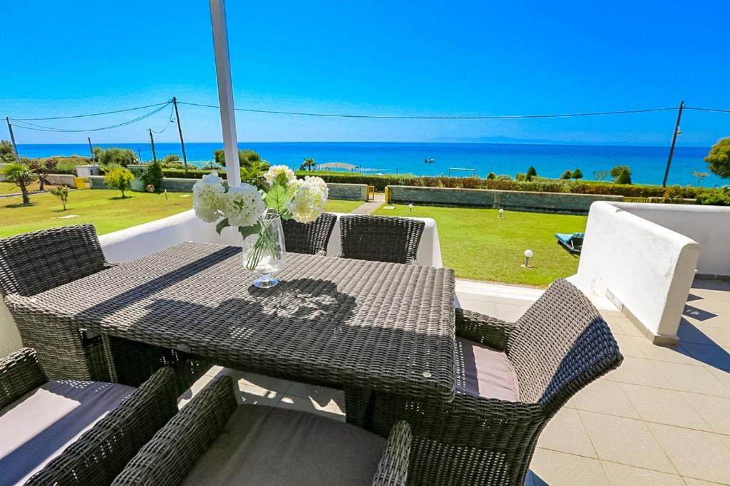 Mira Mare Beachfront Villa view 3