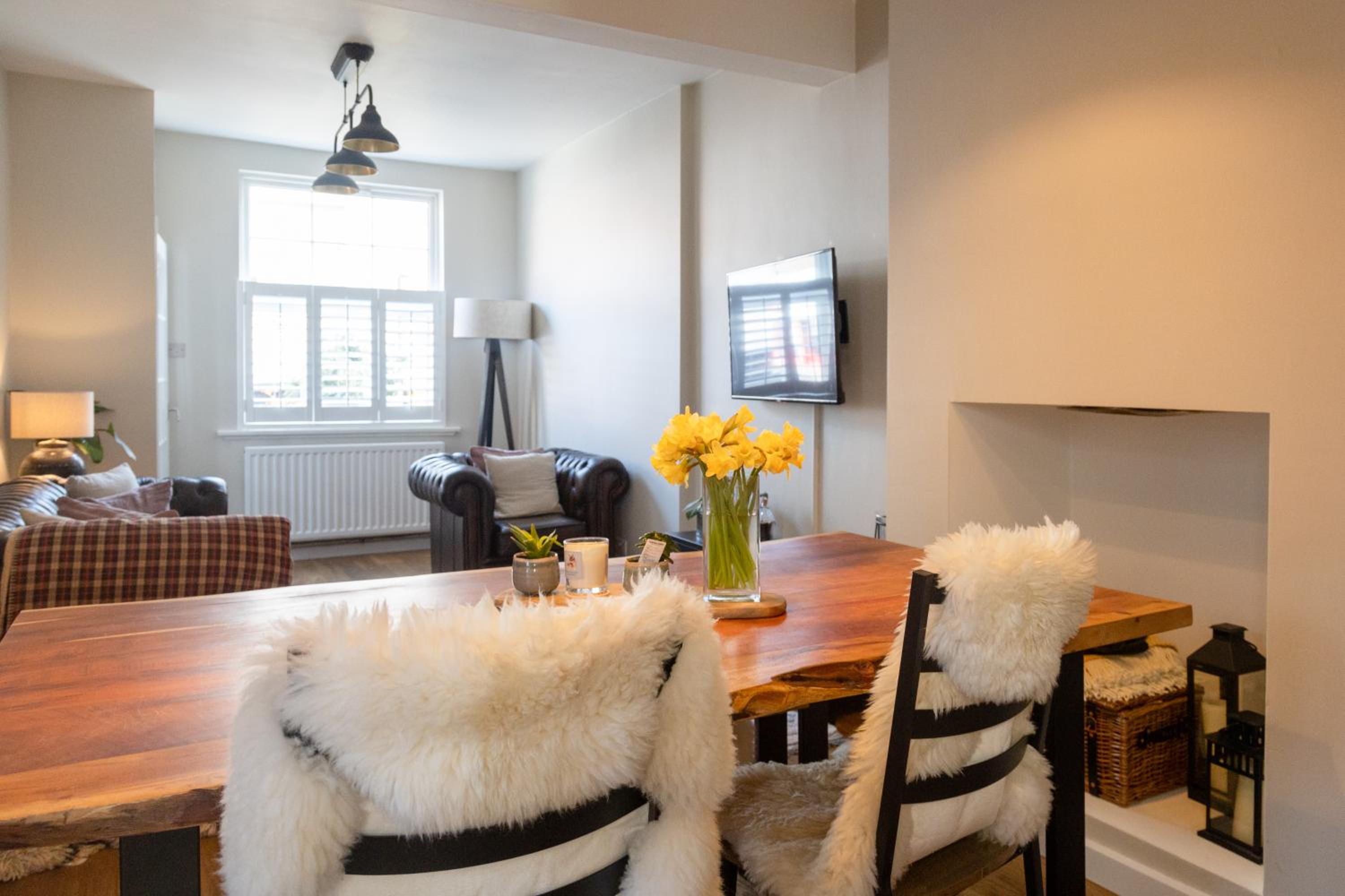 Hereford City - St Owens Terrace - Comfortable & Spacious Well Presented Three Storey House, Perfect For a Weekend Away & Exploring The City On Foot - Host