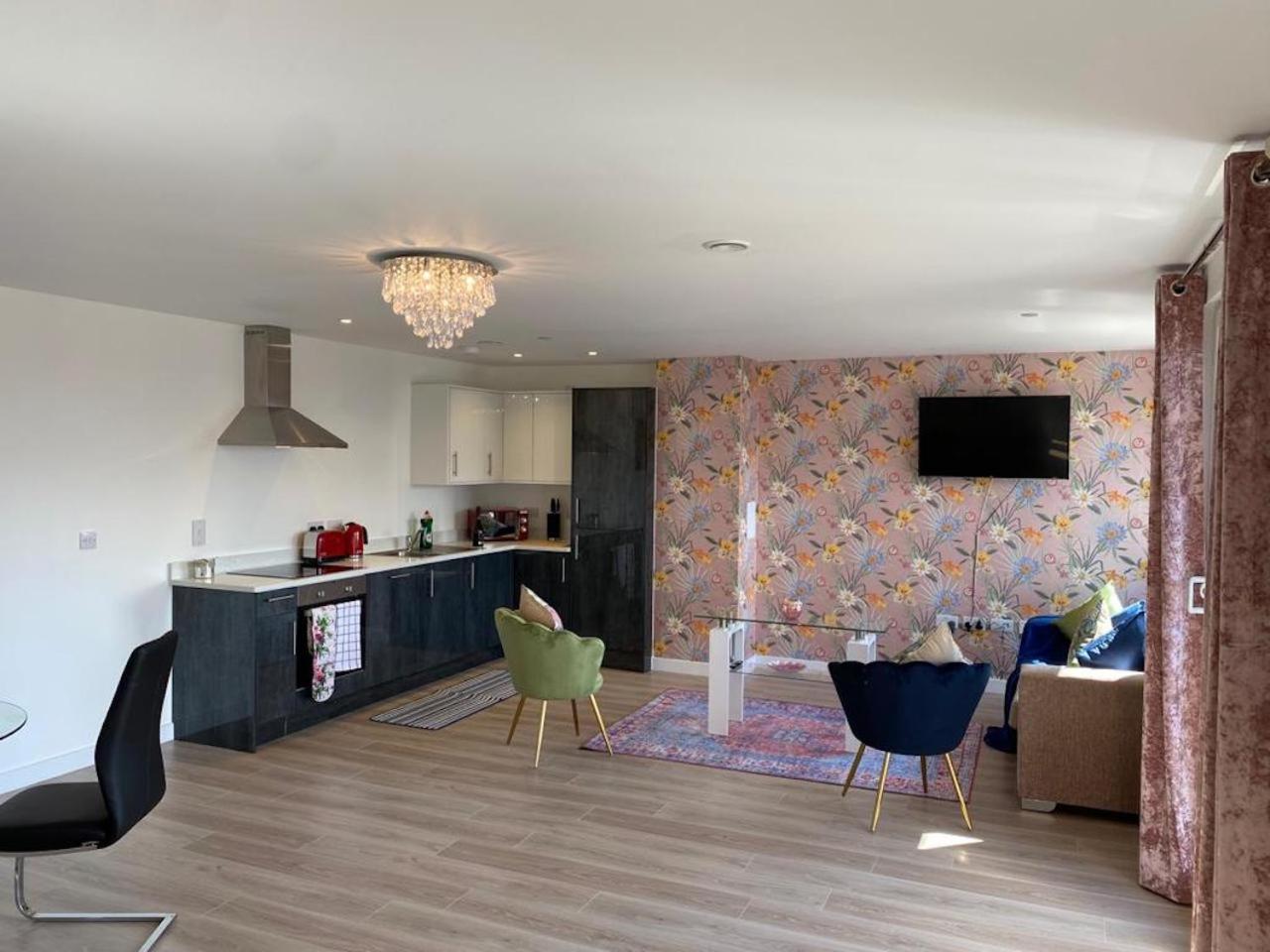 Central Newly built 2 Bed DUPLEX Penthouse with FREE On-site Gated Parking, Lift access, Self Check-in, SUPER Fast WIFI, TWO Cathedral view Terraces & Slee view 2