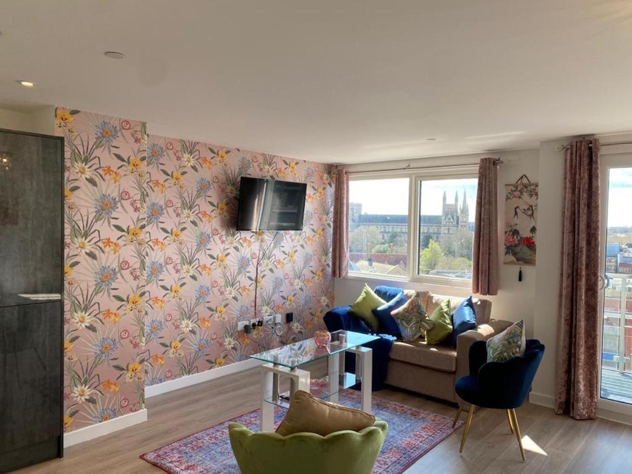 Central Newly built 2 Bed DUPLEX Penthouse with FREE On-site Gated Parking, Lift access, Self Check-in, SUPER Fast WIFI, TWO Cathedral view Terraces & Slee view 3
