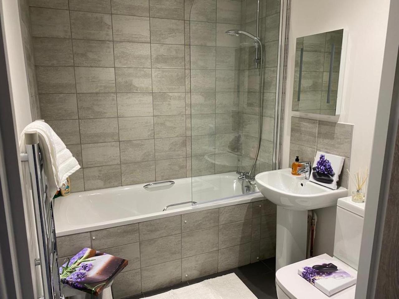 Central 2 bed Newly built DUPLEX Penthouse with FREE Gated, On-site Parking, Lift access, Self Check-in, SUPER Fast WIFI, TWO Cathedral view Terraces & Sle view 3