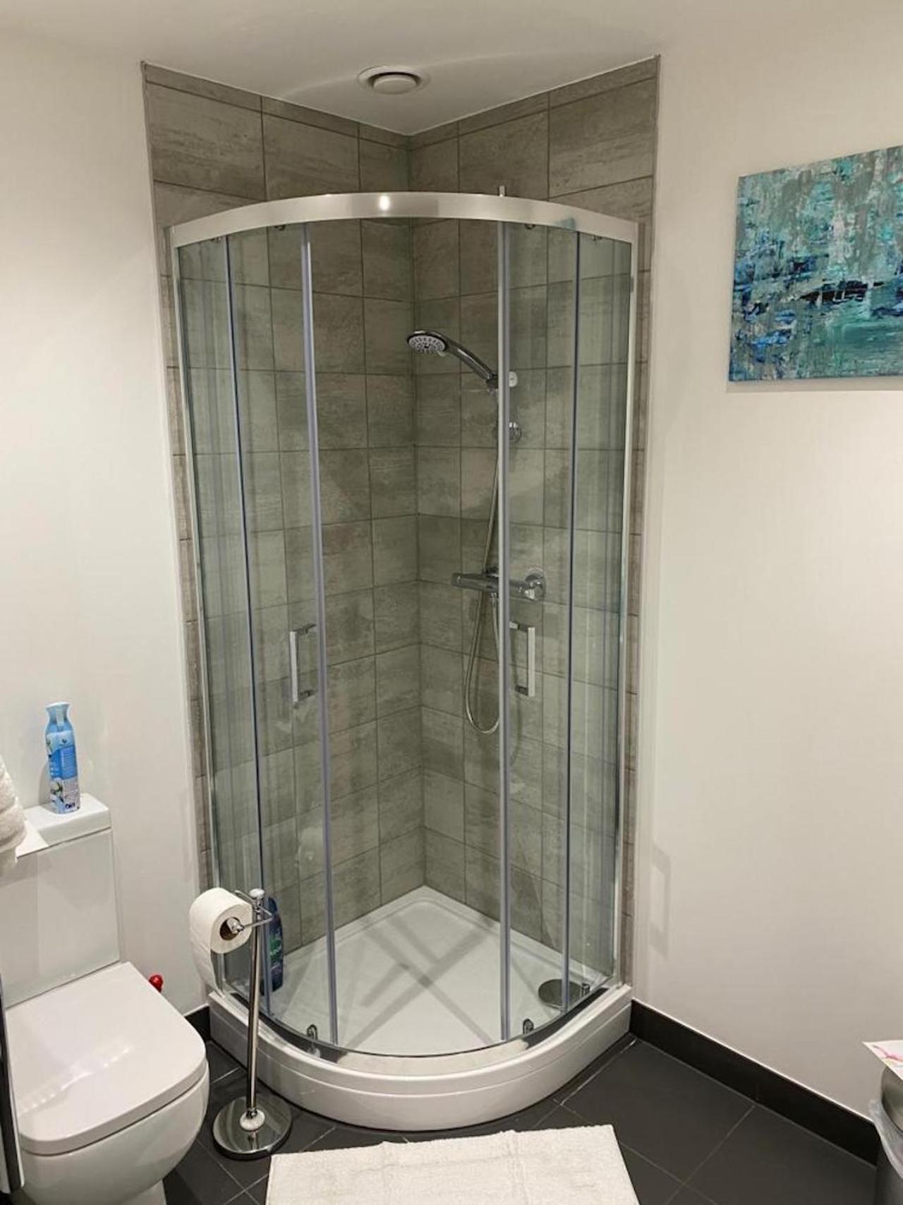 Central 2 bed Newly built DUPLEX Penthouse with FREE Gated, On-site Parking, Lift access, Self Check-in, SUPER Fast WIFI, TWO Cathedral view Terraces & Sle view 5