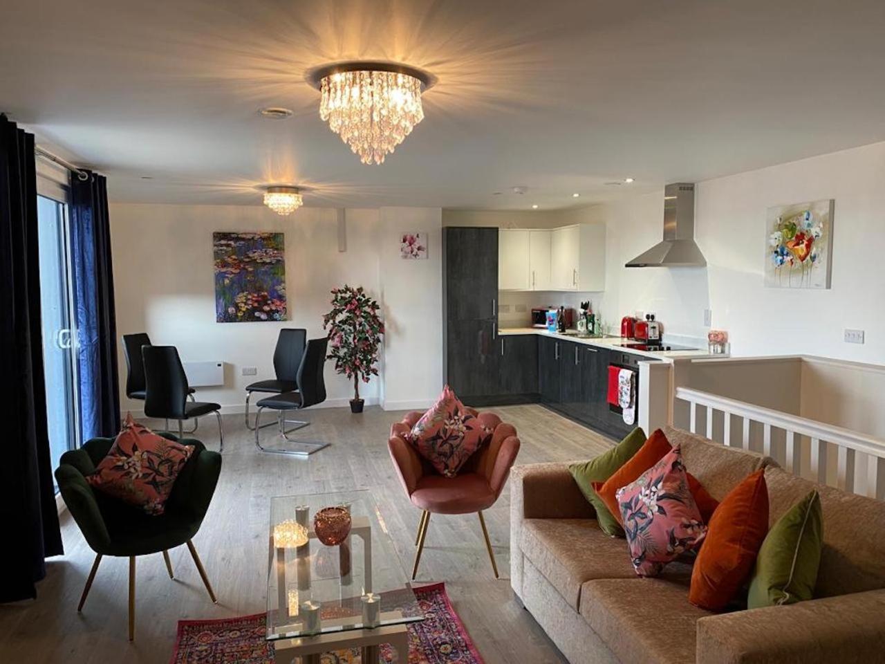 Central 2 bed Newly built DUPLEX Penthouse with FREE Gated, On-site Parking, Lift access, Self Check-in, SUPER Fast WIFI, TWO Cathedral view Terraces & Sle view 2