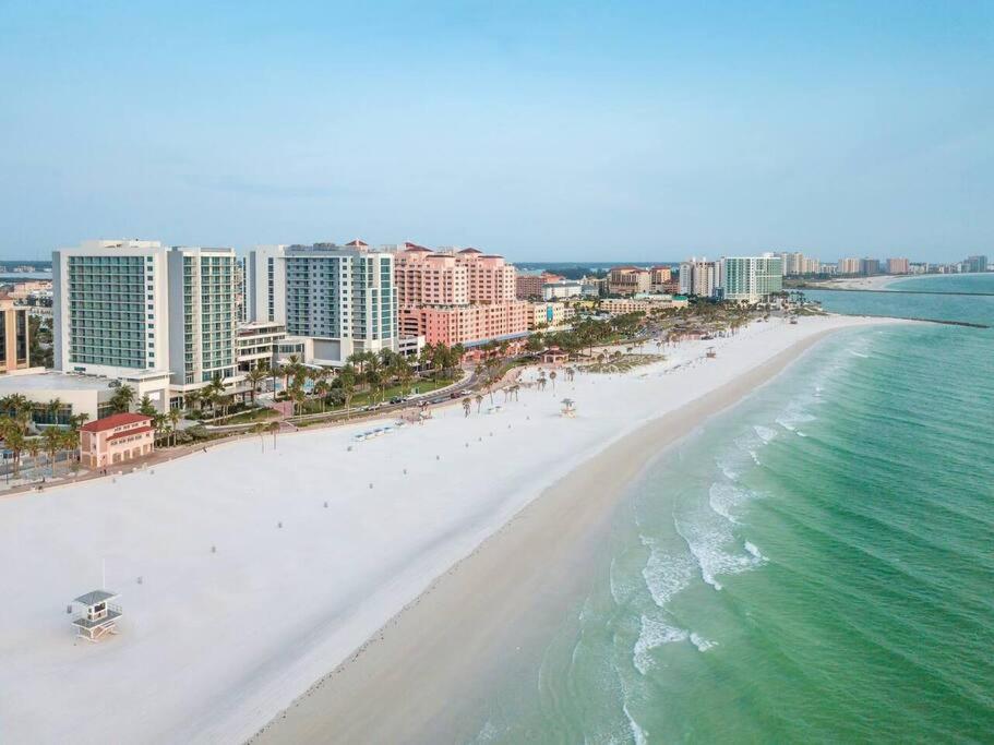 Hotel NEW Beach Condo 5 min walk to the Beach Sleeps 9 - Image 1