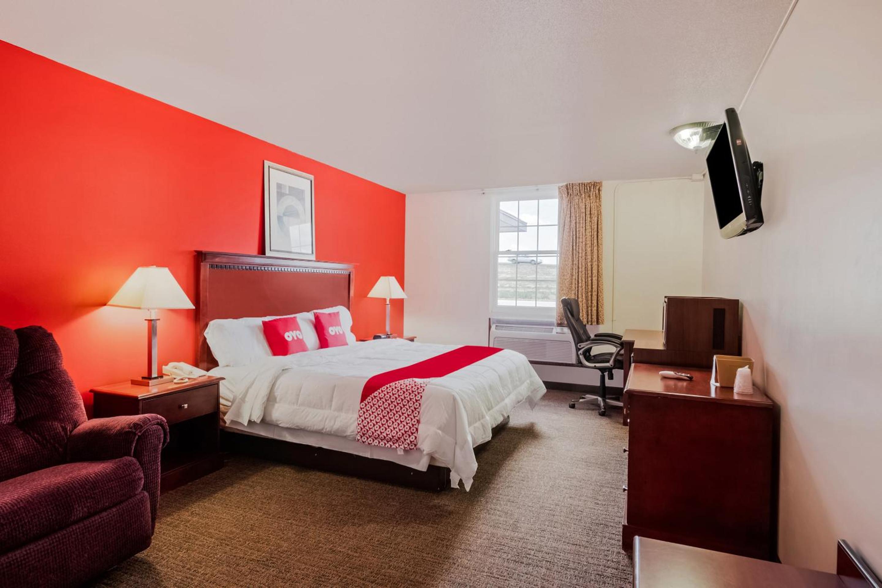 Peoria Vacations - OYO Hotel Morton East Peoria I-74 - Property Image 1
