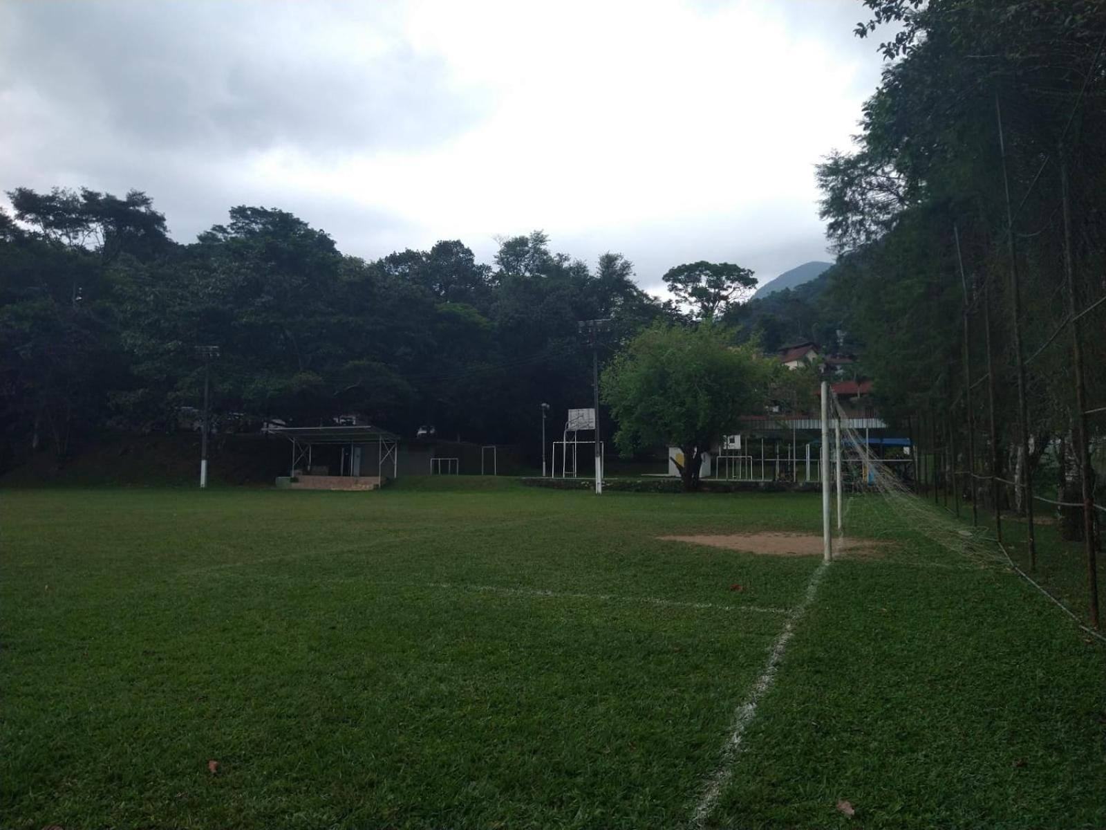 Casa com piscina, espaço gourmet e salão de jogos.