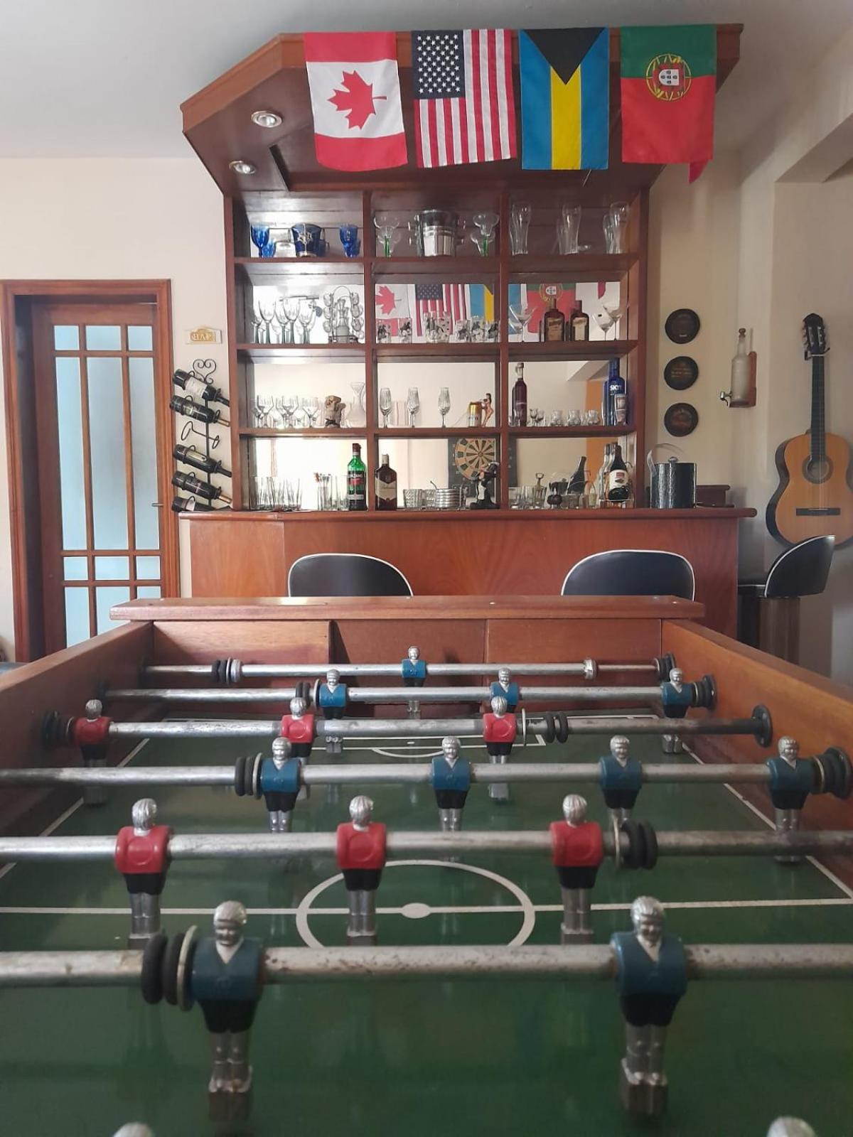 Casa com piscina, espaço gourmet e salão de jogos.