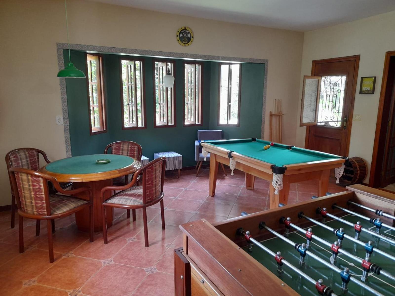 Casa com piscina, espaço gourmet e salão de jogos.