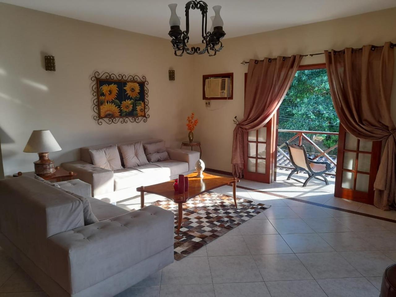 Casa com piscina, espaço gourmet e salão de jogos.