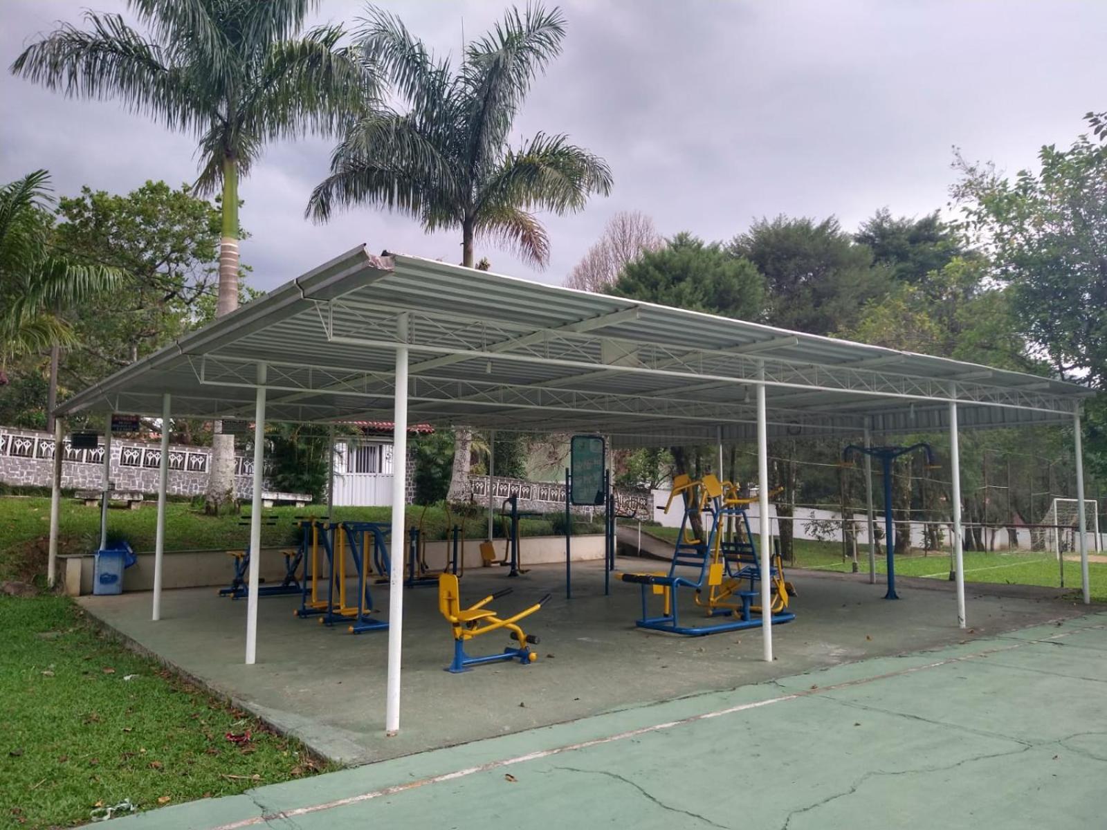 Casa com piscina, espaço gourmet e salão de jogos.