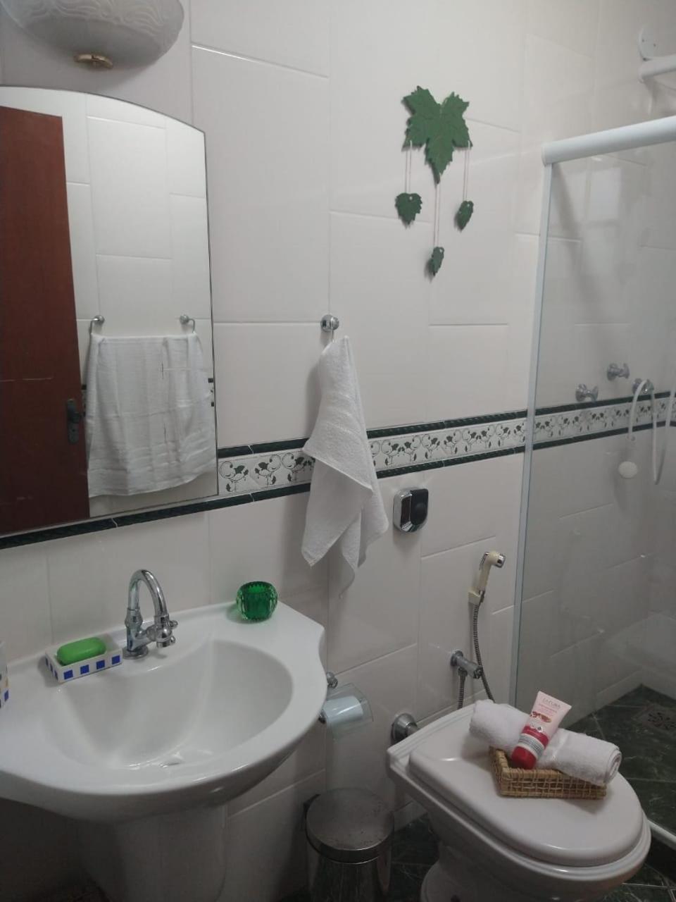 Casa com piscina, espaço gourmet e salão de jogos.