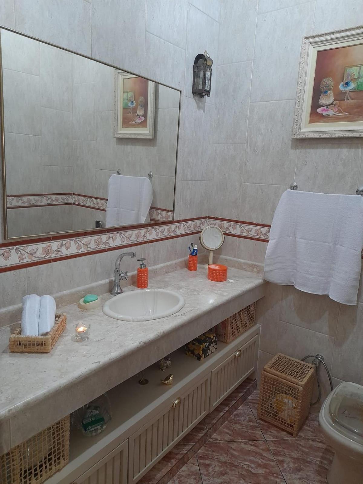 Casa com piscina, espaço gourmet e salão de jogos.
