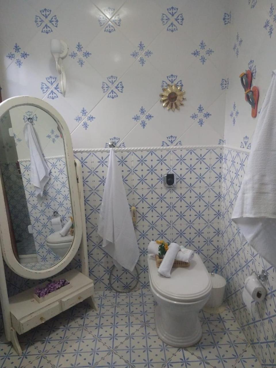 Casa com piscina, espaço gourmet e salão de jogos.