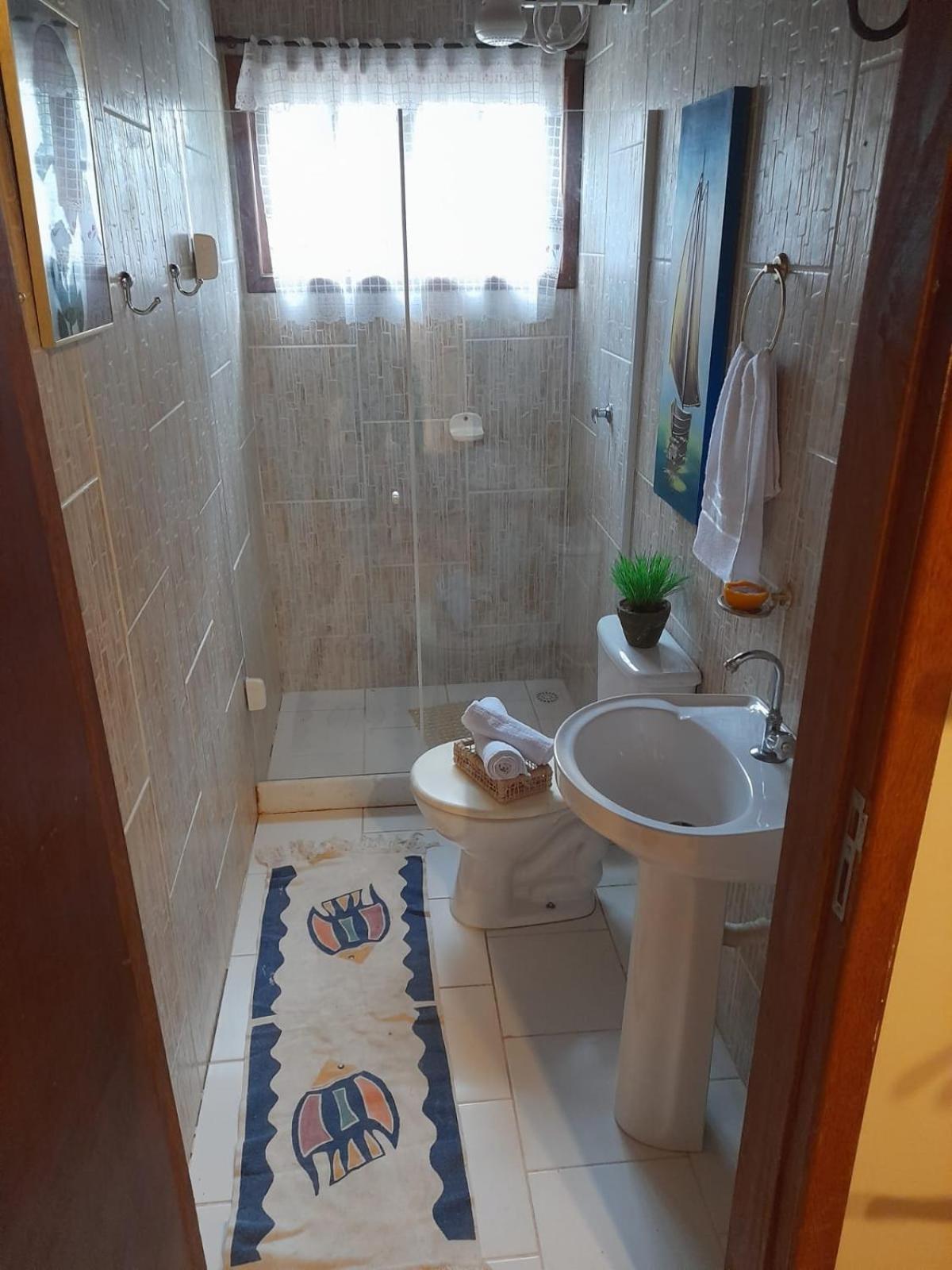 Casa com piscina, espaço gourmet e salão de jogos.