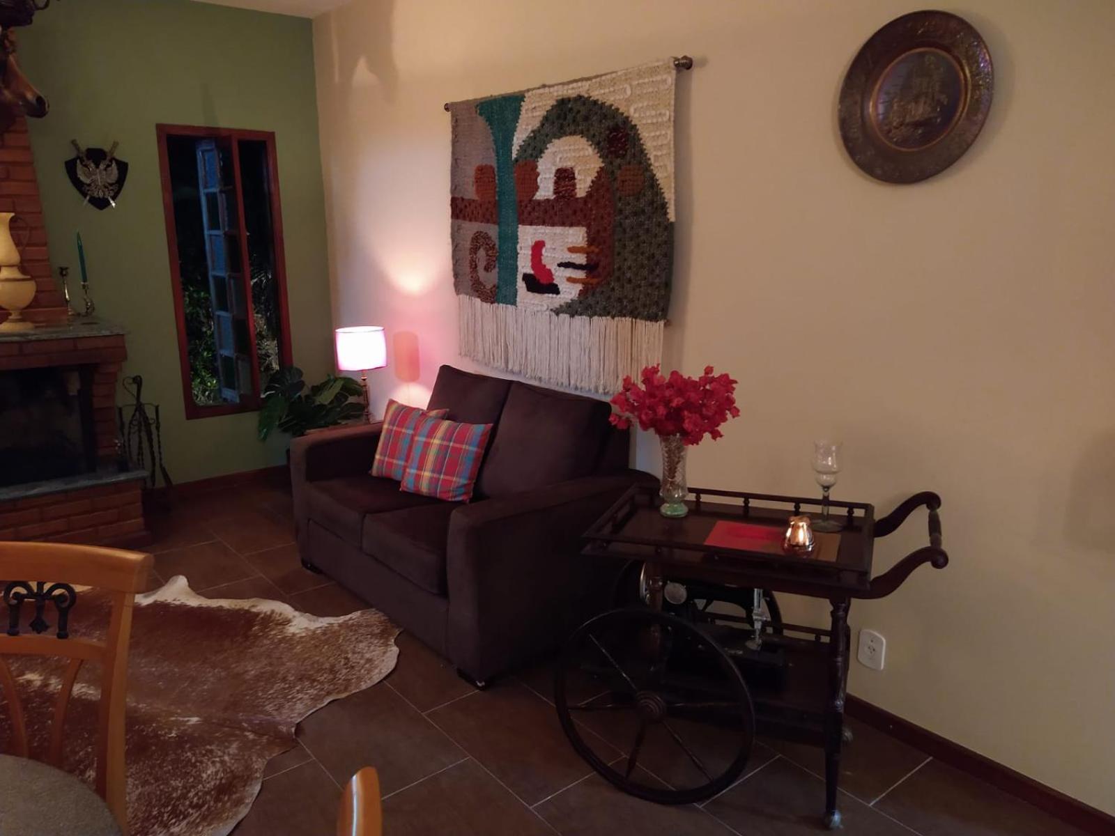 Casa com piscina, espaço gourmet e salão de jogos.