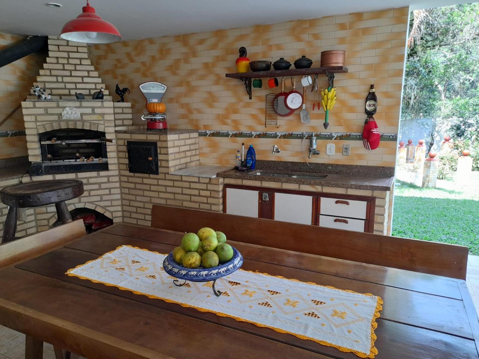 Casa com piscina, espaço gourmet e salão de jogos.