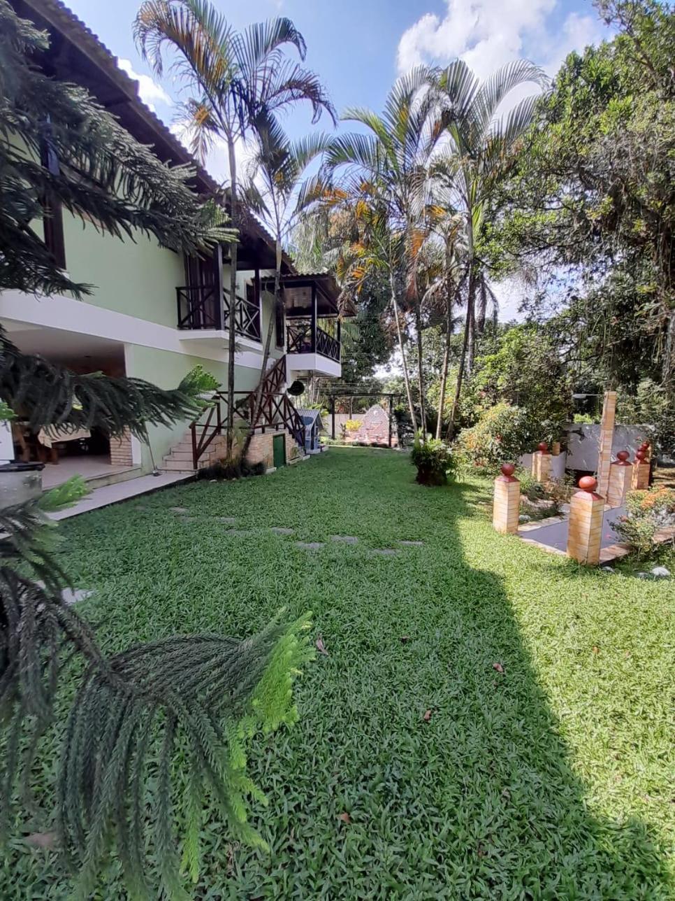 Casa com piscina, espaço gourmet e salão de jogos.