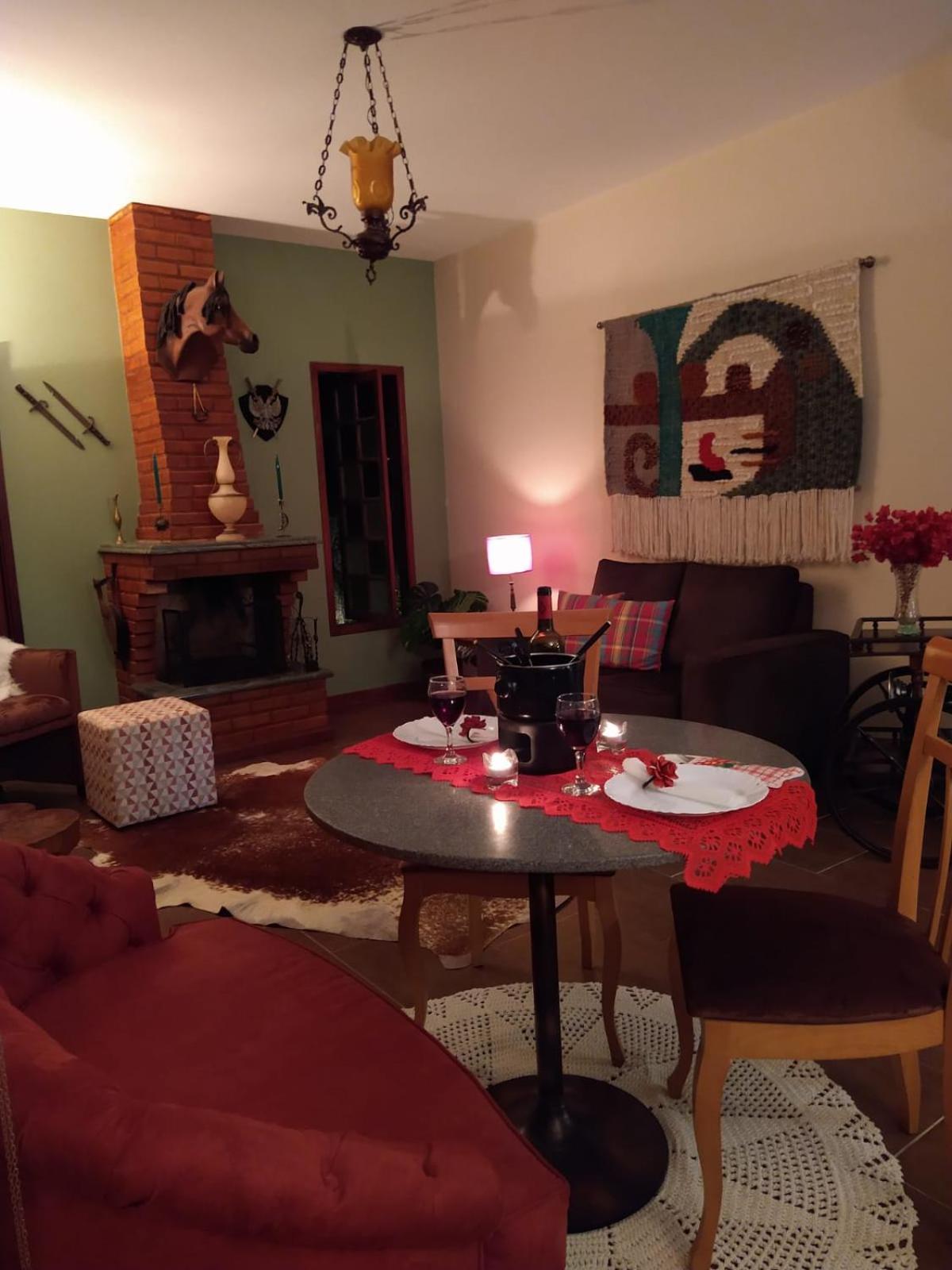 Casa com piscina, espaço gourmet e salão de jogos.