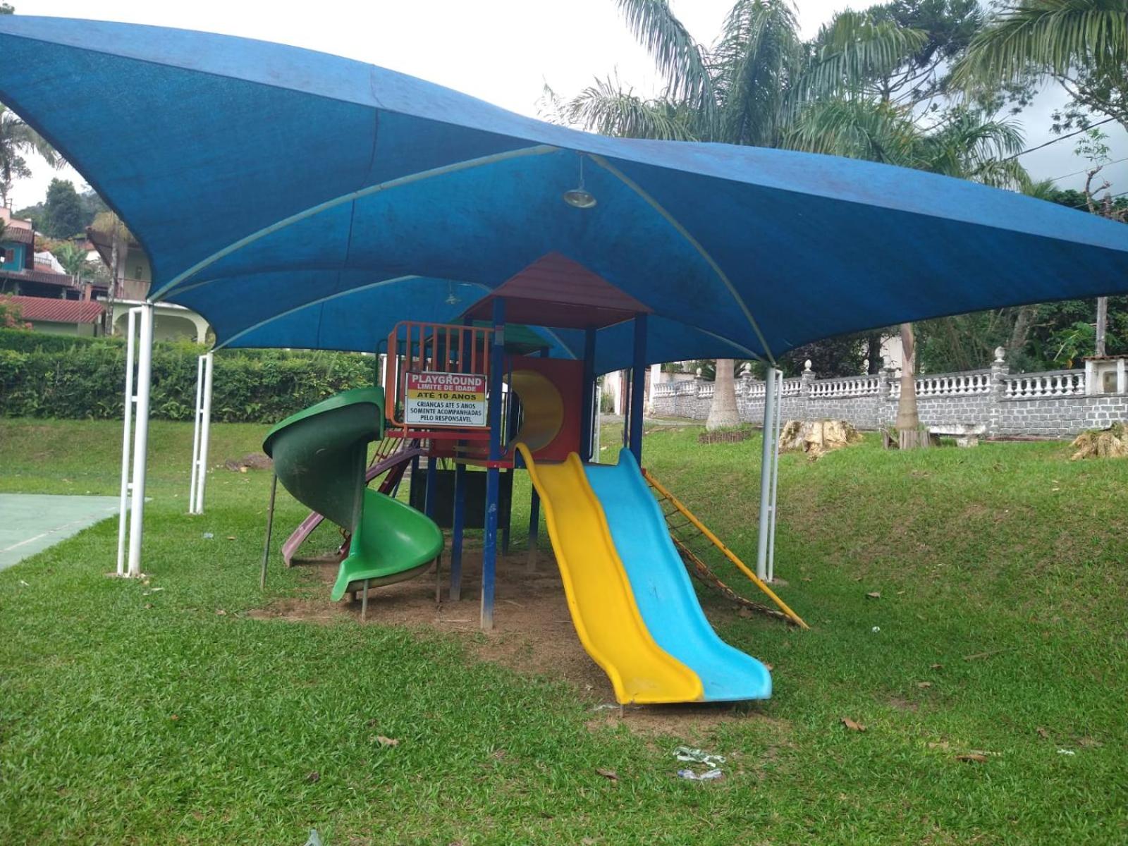 Casa com piscina, espaço gourmet e salão de jogos.