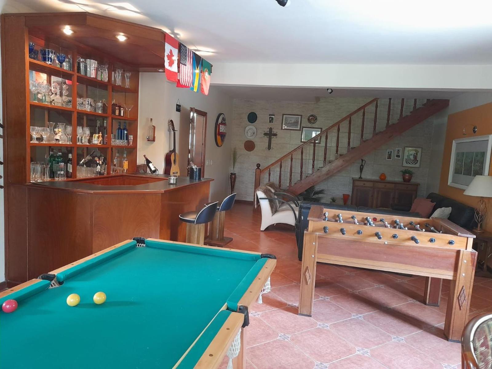 Casa com piscina, espaço gourmet e salão de jogos.