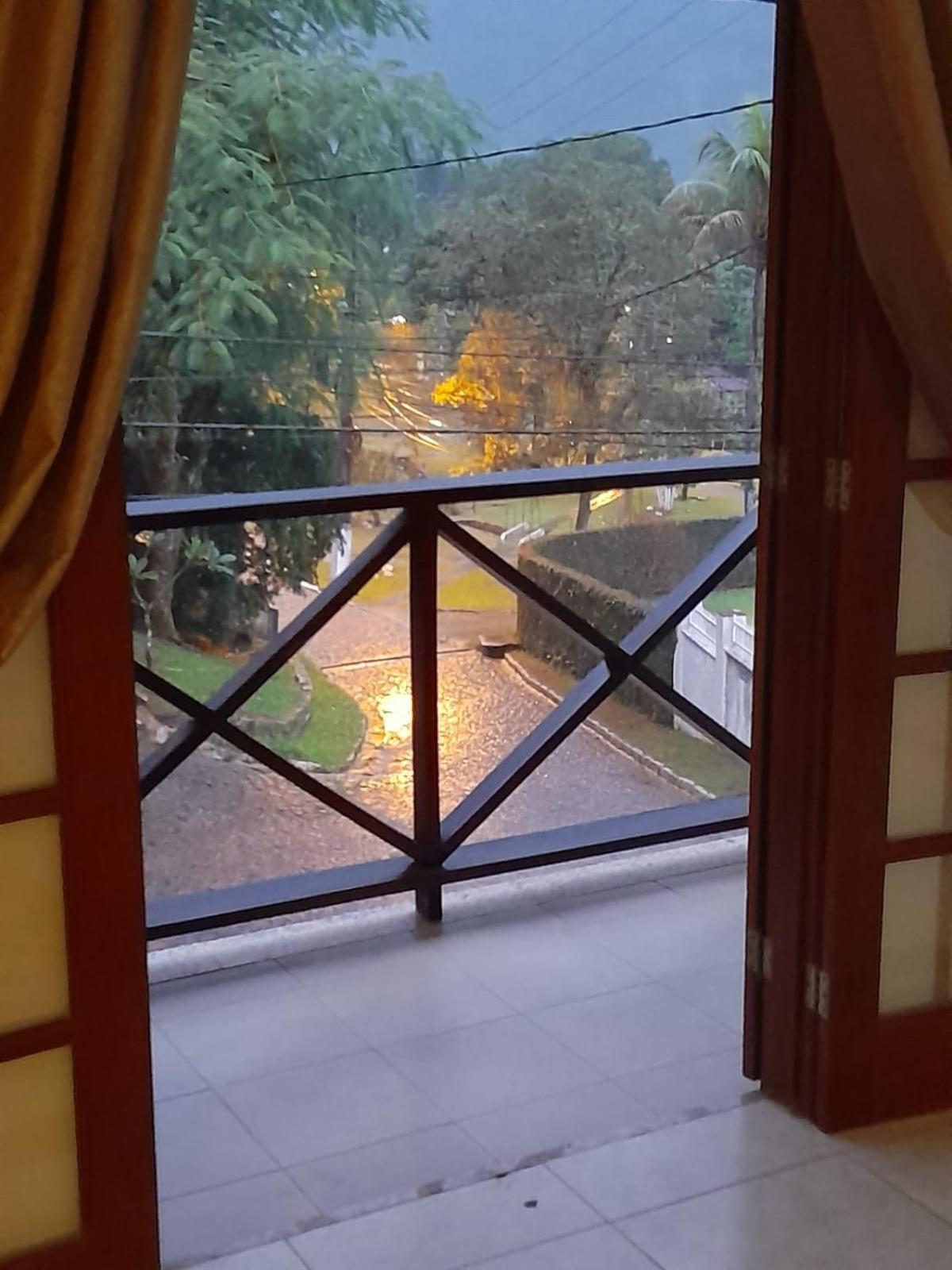 Casa com piscina, espaço gourmet e salão de jogos.